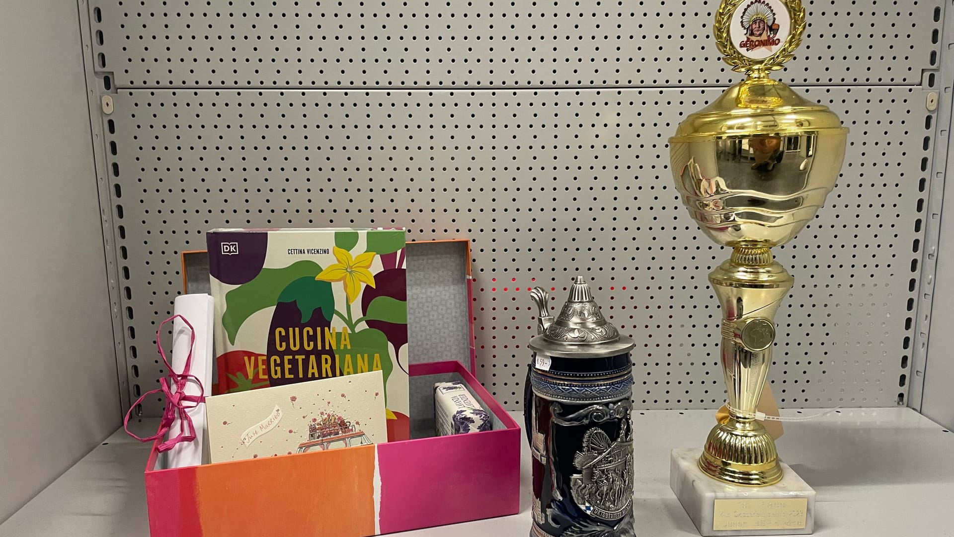 Sammelstücke aus den letzten Jahr: Im Jahr 2023 waren unter anderem ein großer goldener Pokal und ein Hochzeitsgeschenk (l.) im Fundbüro abgegeben worden. Sammelstücke aus den letzten Jahr: Im Jahr 2023 waren unter anderem ein großer goldener Pokal und ein Hochzeitsgeschenk (l.) im Fundbüro abgegeben worden.