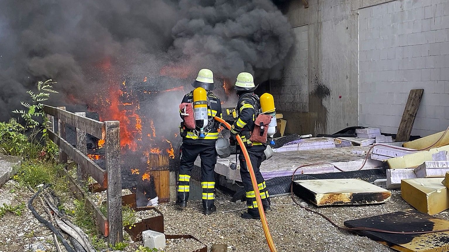 Feuerwehrleute kämpfen gegen die Flammen: Feuerwehrleute kämpfen gegen die Flammen: