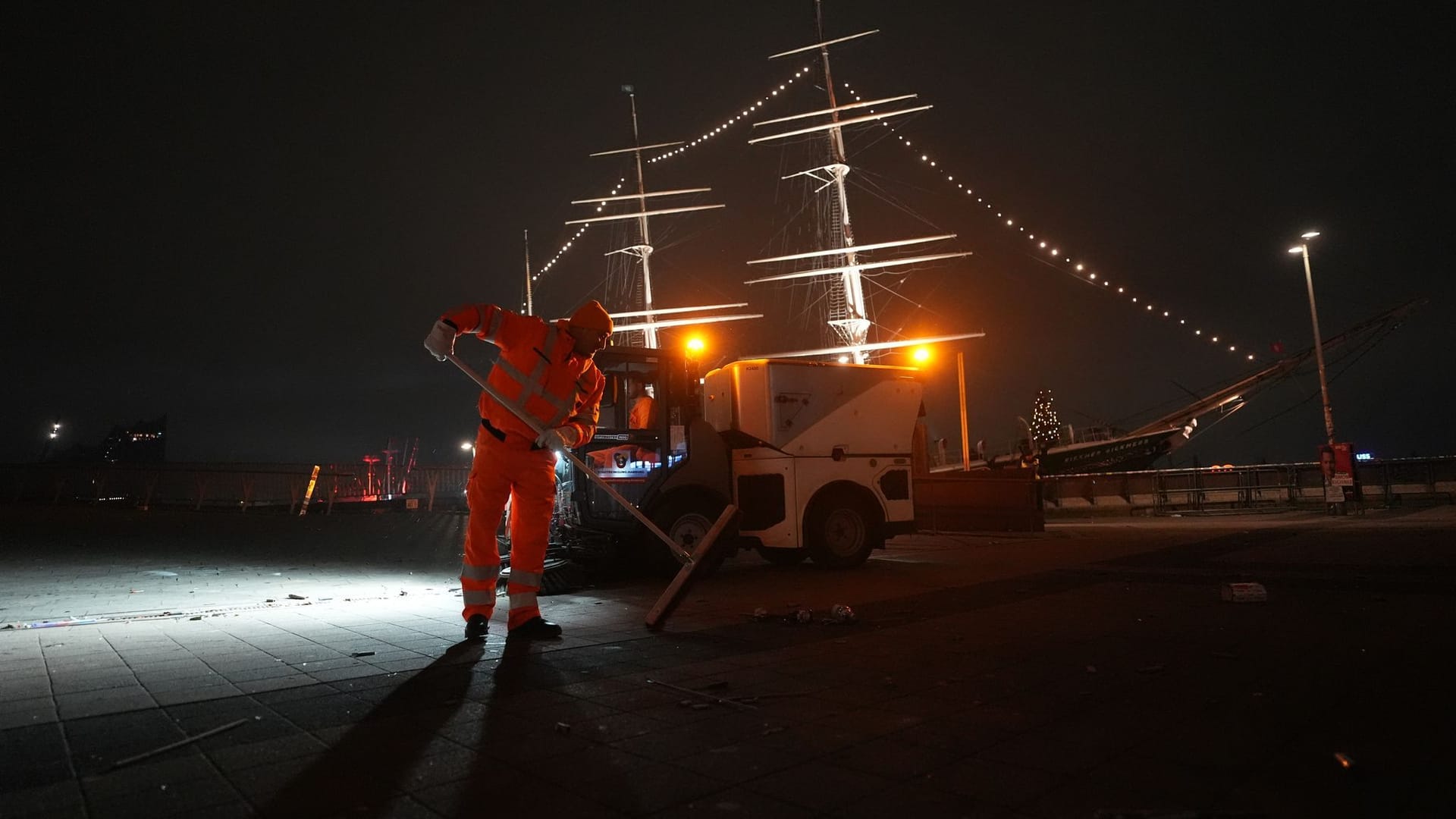 Neujahr - Aufräumarbeiten in Hamburg Neujahr - Aufräumarbeiten in Hamburg