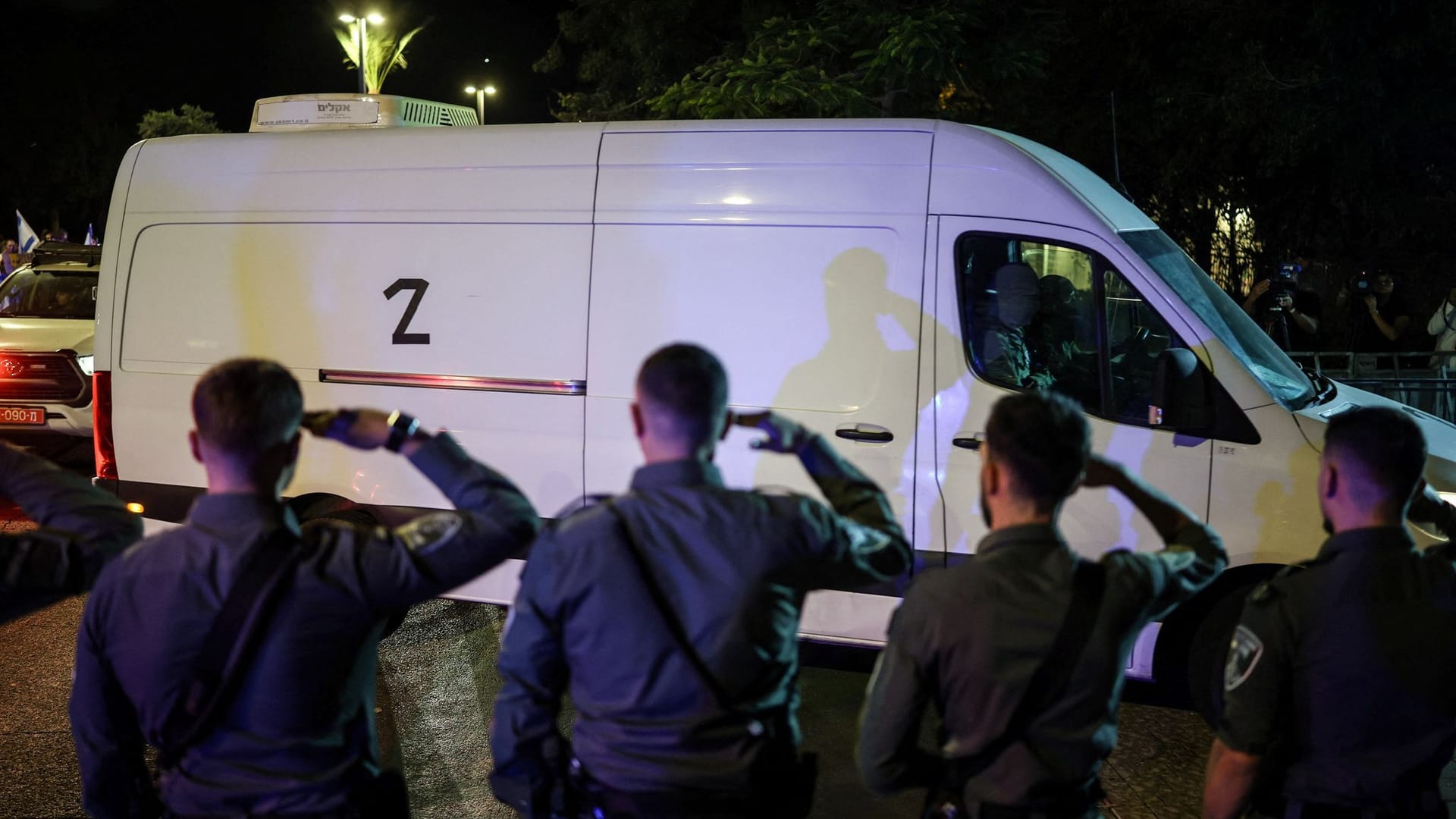 Ein Wagen mit einer toten Hamas-Geisel auf dem Weg in die Gerichtsmedizin.