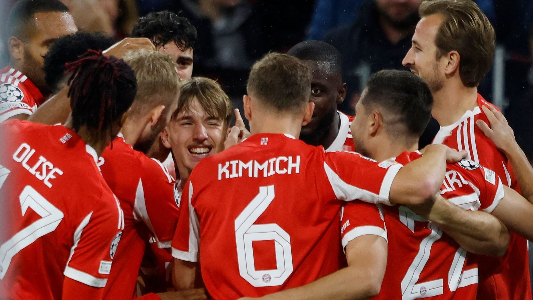 Im Zentrum des Jubels: Bayern-Talent Lennart Karl wird von seinen Teamkollegen gefeiert. Im Zentrum des Jubels: Bayern-Talent Lennart Karl wird von seinen Teamkollegen gefeiert.