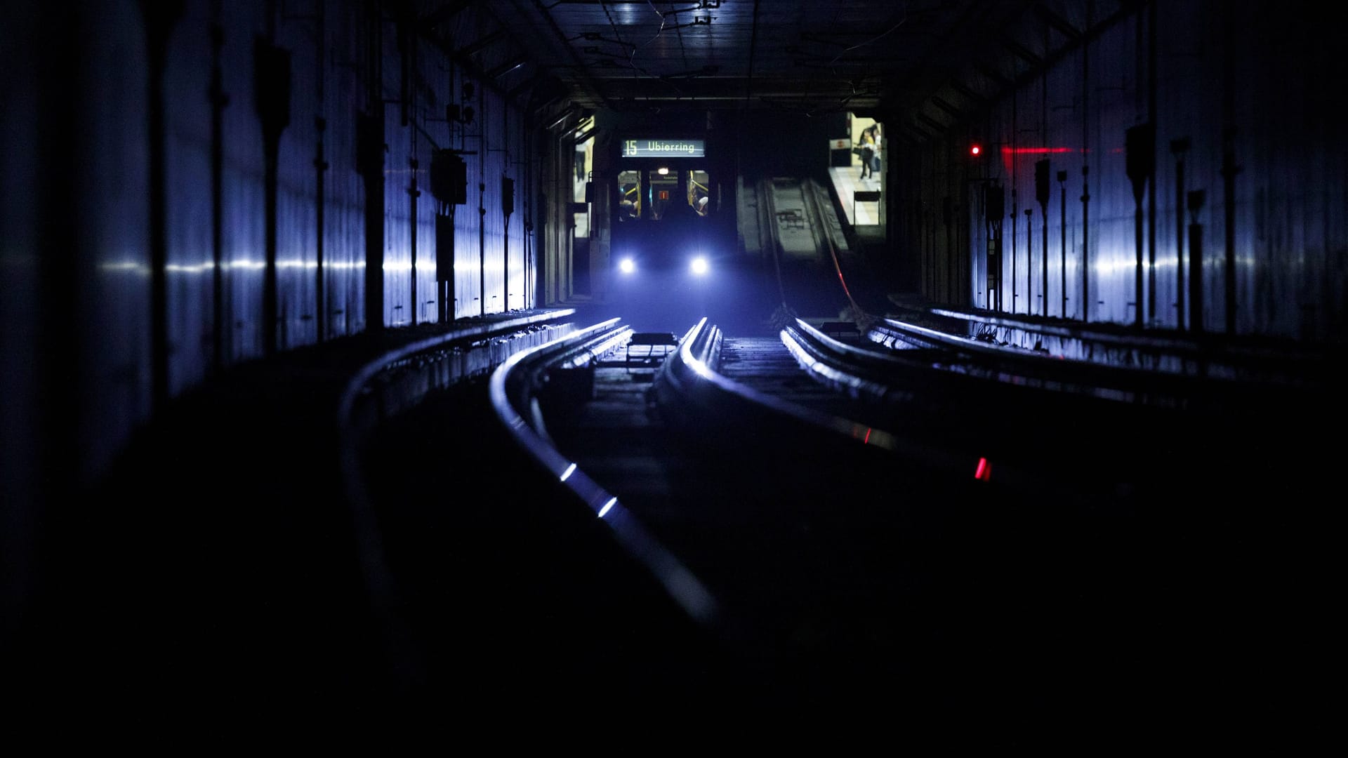 Eine Stadtbahn der KVB in einem Tunnel (Archivbild): Besonders nachts meiden Kölner bestimmte Haltestellen.