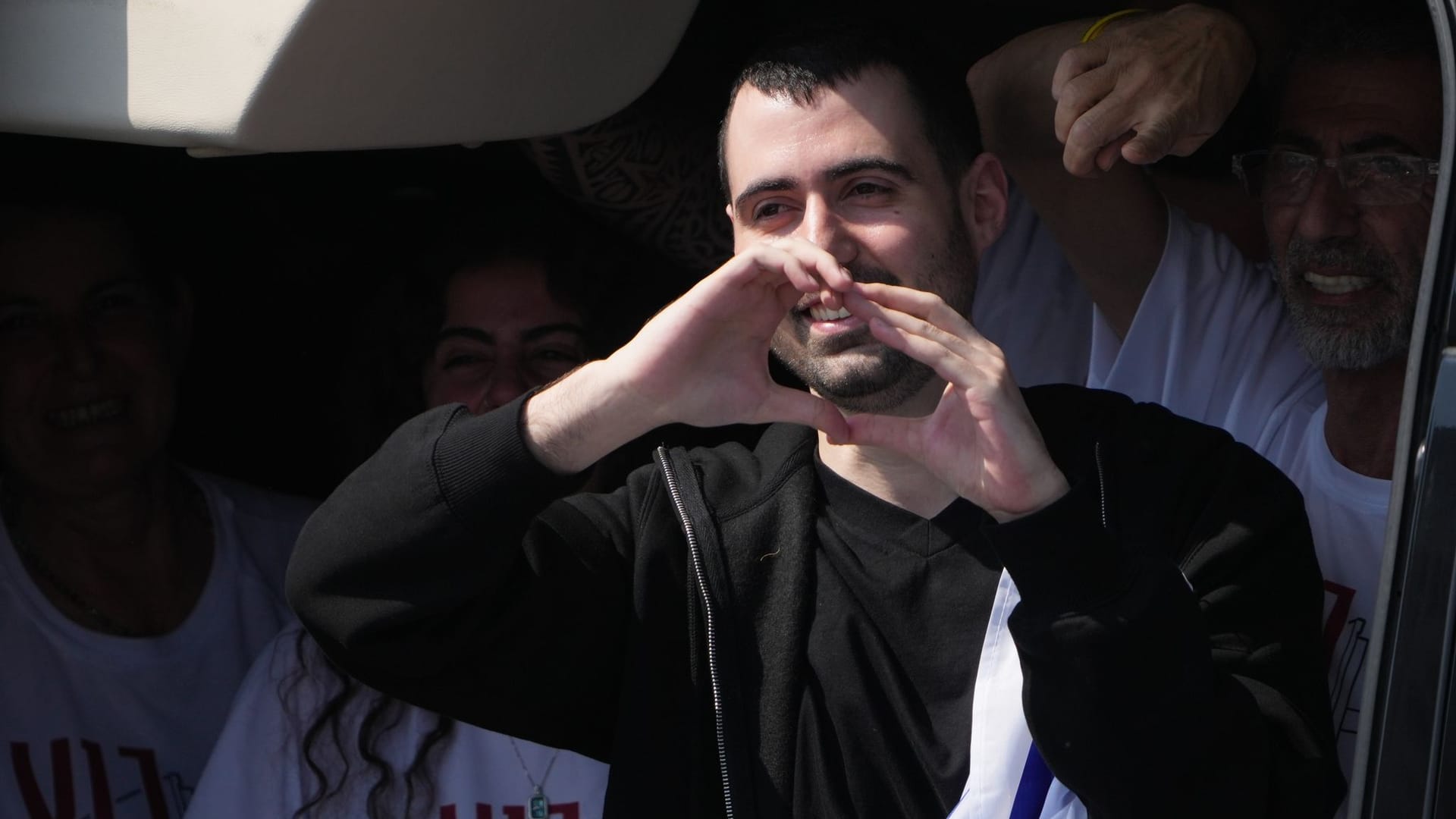 Guy Gilboa-Dalal formt nach seiner Freilassung und seiner Ankunft im Krankenhaus ein Herz. Guy Gilboa-Dalal formt nach seiner Freilassung und seiner Ankunft im Krankenhaus ein Herz.