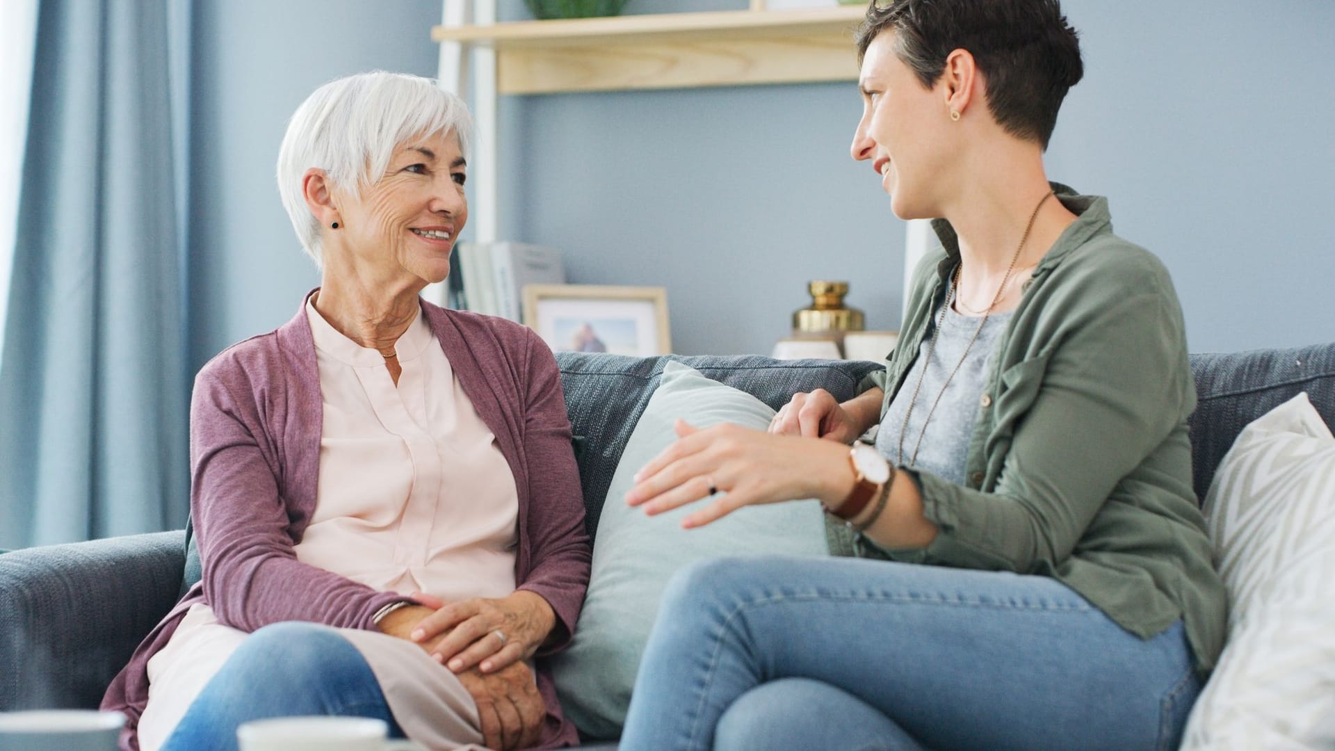 Ältere und junge Frau im Gespräch (Symbolbild): Wer ältere Nachbarn pflegt, kann unter Umständen Rentenpunkte dafür erhalten. Ältere und junge Frau im Gespräch (Symbolbild): Wer ältere Nachbarn pflegt, kann unter Umständen Rentenpunkte dafür erhalten.