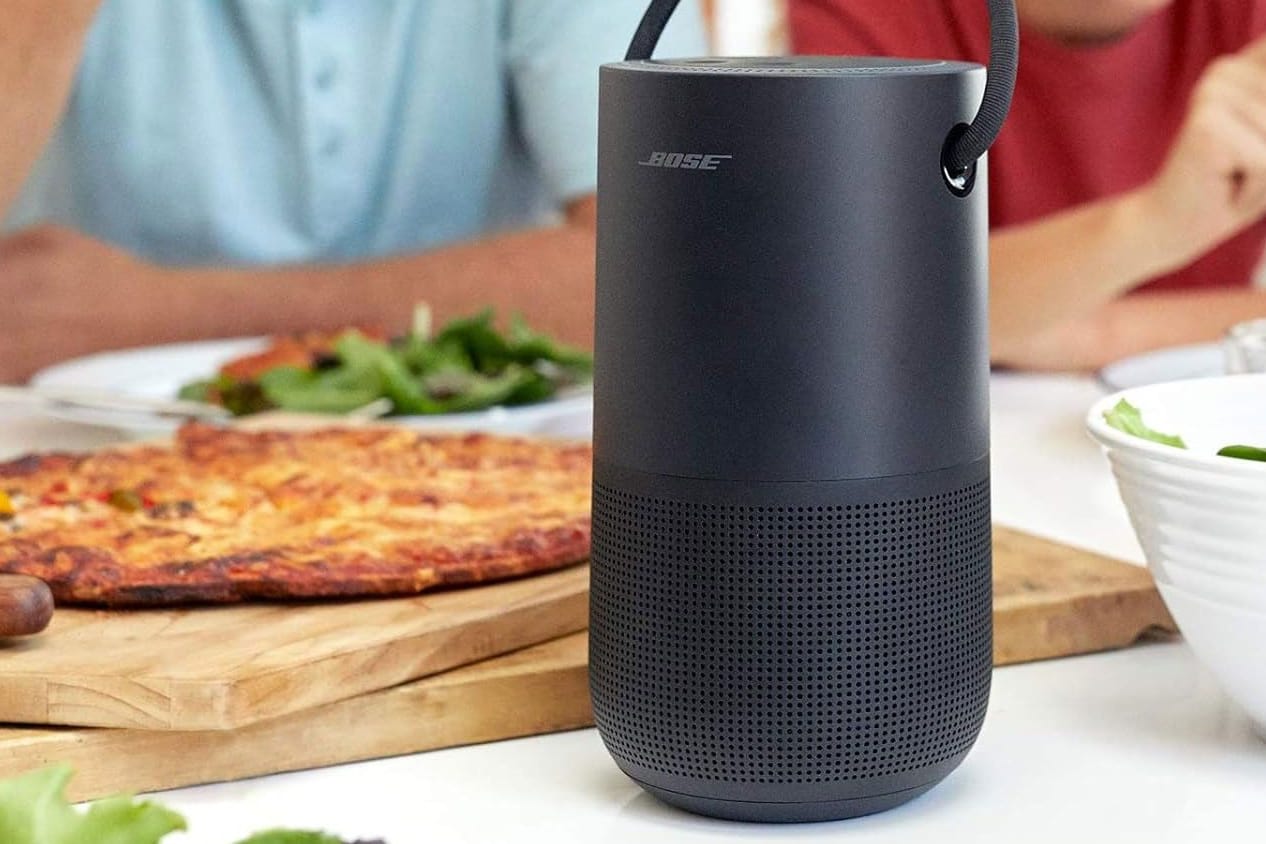 Im Bose Portable Smart Speaker sind der Google Assistant und Amazon Alexa bereits integriert.