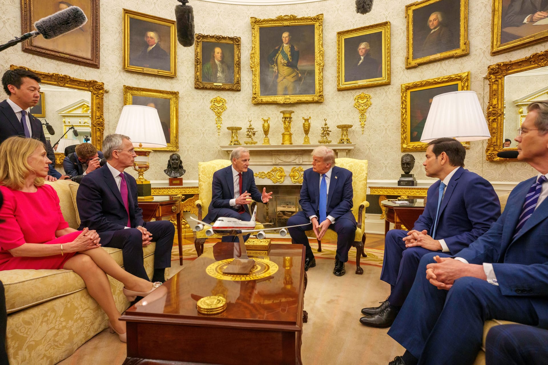 Trump mit Norwegens Jonas Gahr Store im Oval Office: Gold, wohin das Auge blickt. Trump mit Norwegens Jonas Gahr Store im Oval Office: Gold, wohin das Auge blickt.
