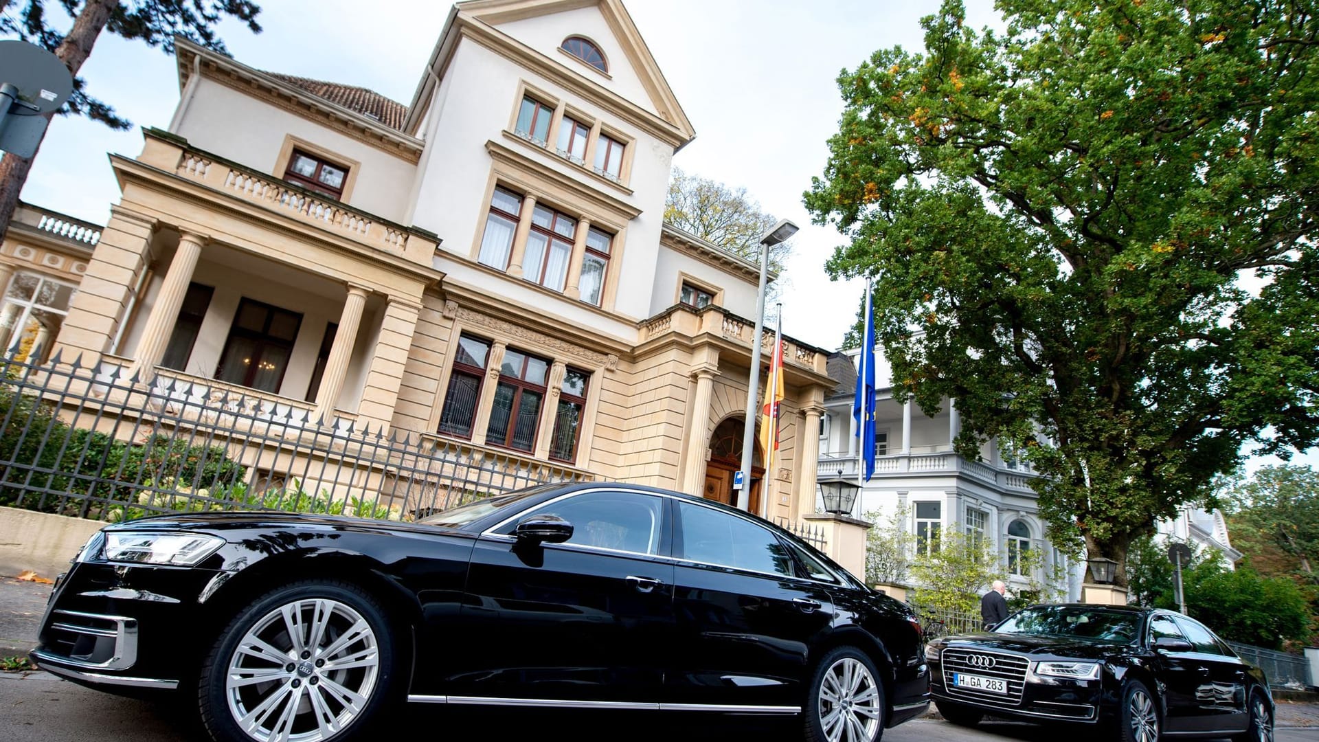 Mehrere Dienstwagen der niedersächsischen Landesregierung stehen im Zooviertel (Symbolbild): Vor Gericht wird die Klage eines Fahrers der Landesregierung verhandelt. Mehrere Dienstwagen der niedersächsischen Landesregierung stehen im Zooviertel (Symbolbild): Vor Gericht wird die Klage eines Fahrers der Landesregierung verhandelt.