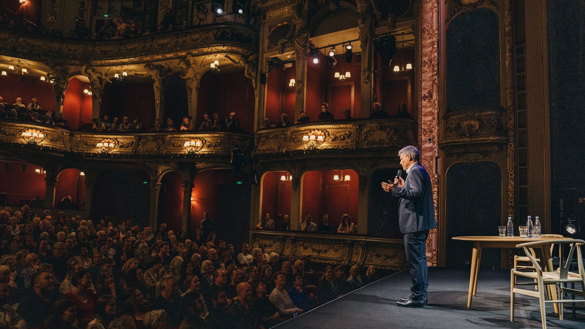 BERLINER ENSEMBLE: "Habeck live - Brauchen Demokratien den Notfall?" am 5. Oktober 2025 BERLINER ENSEMBLE: "Habeck live - Brauchen Demokratien den Notfall?" am 5. Oktober 2025