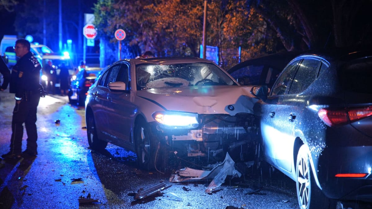 Mann rammt sechs parkende Autos - über 200.000 Euro Schaden