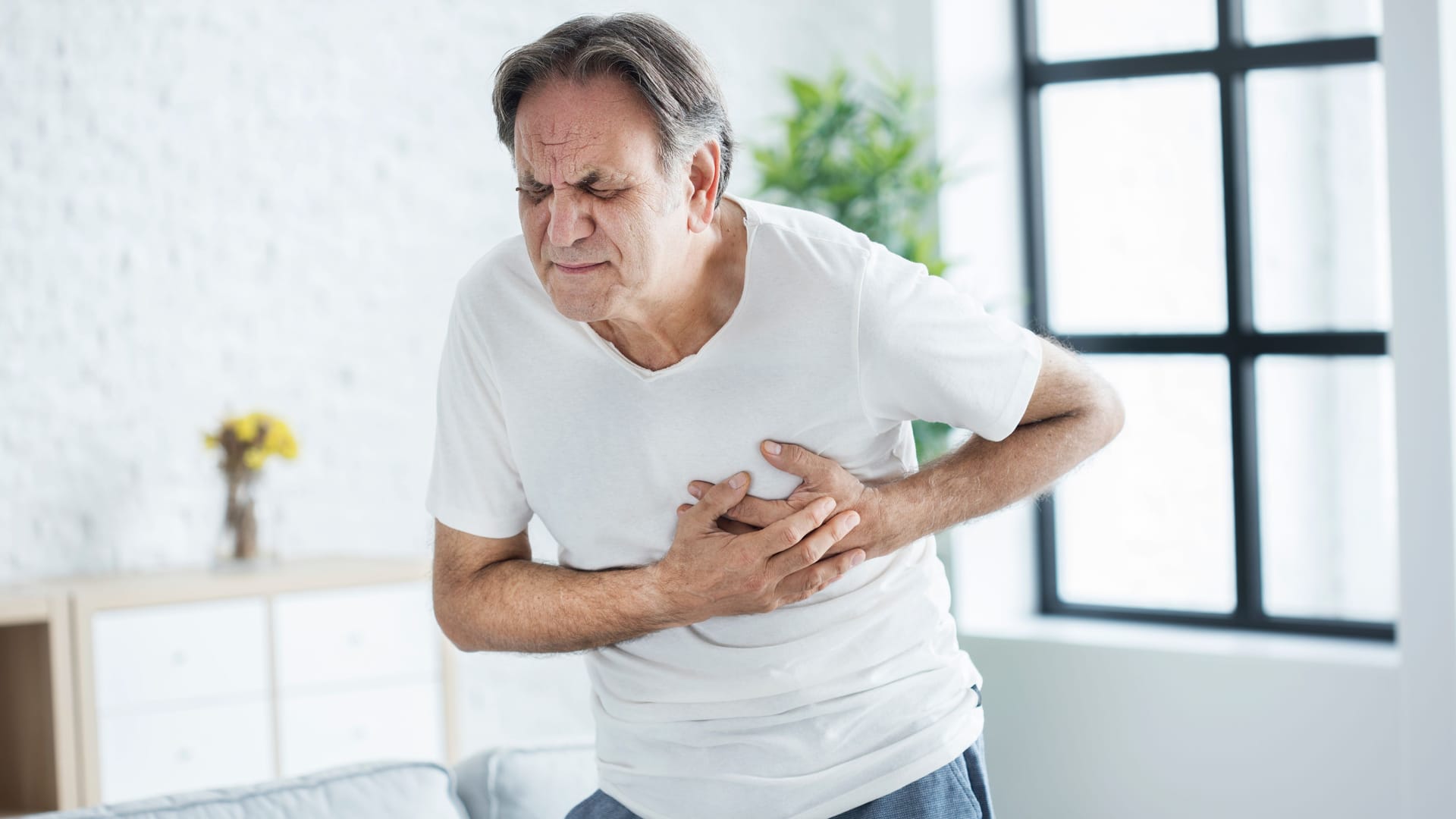 Brustschmerzen als Warnsignal: Männer sterben häufiger an Herzinfarkten. Brustschmerzen als Warnsignal: Männer sterben häufiger an Herzinfarkten.