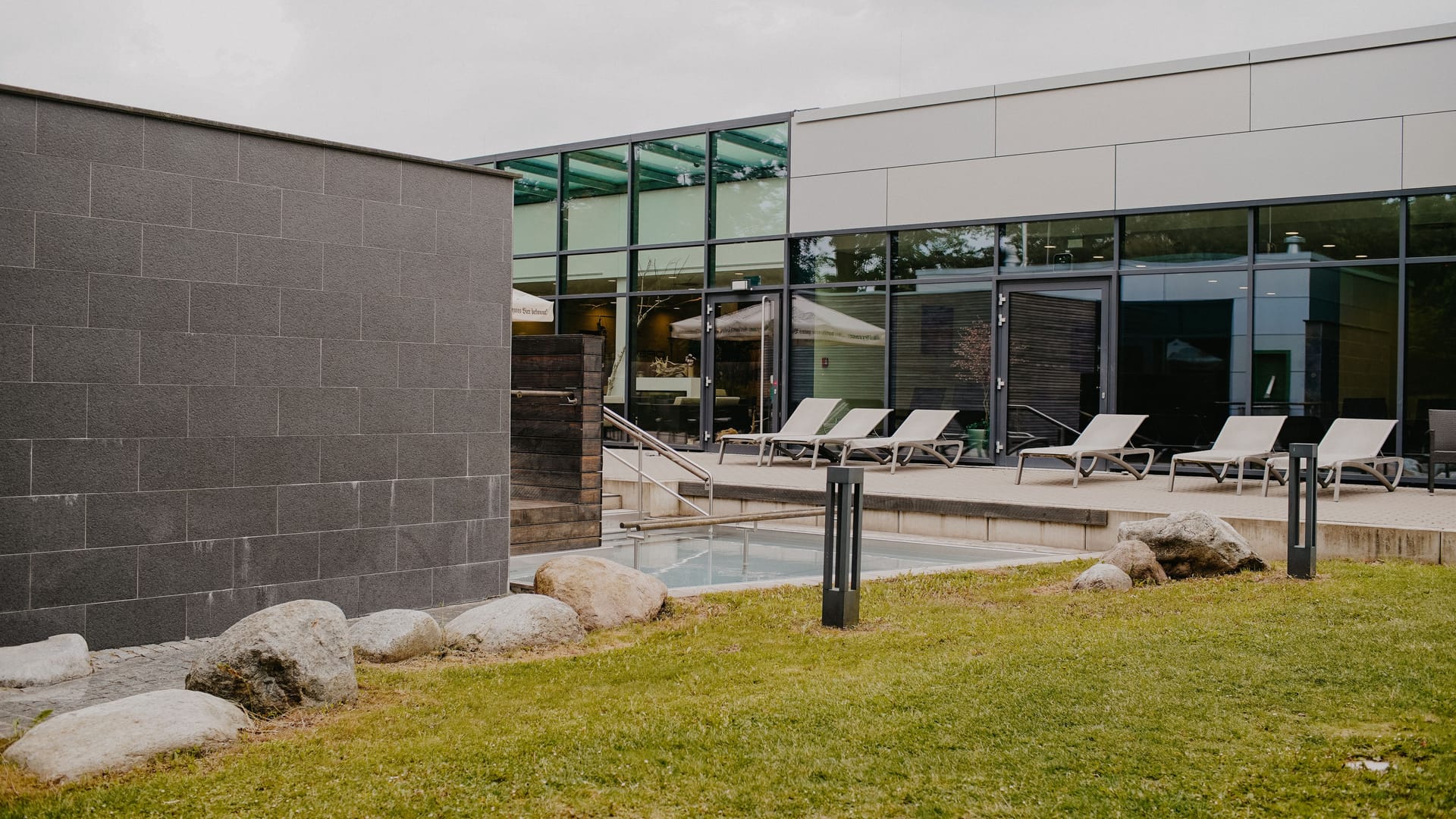 Der Außenbereich der Sauna im Langwasserbad mit Kneipp-Becken: Dort findet das Event statt. Der Außenbereich der Sauna im Langwasserbad mit Kneipp-Becken: Dort findet das Event statt.