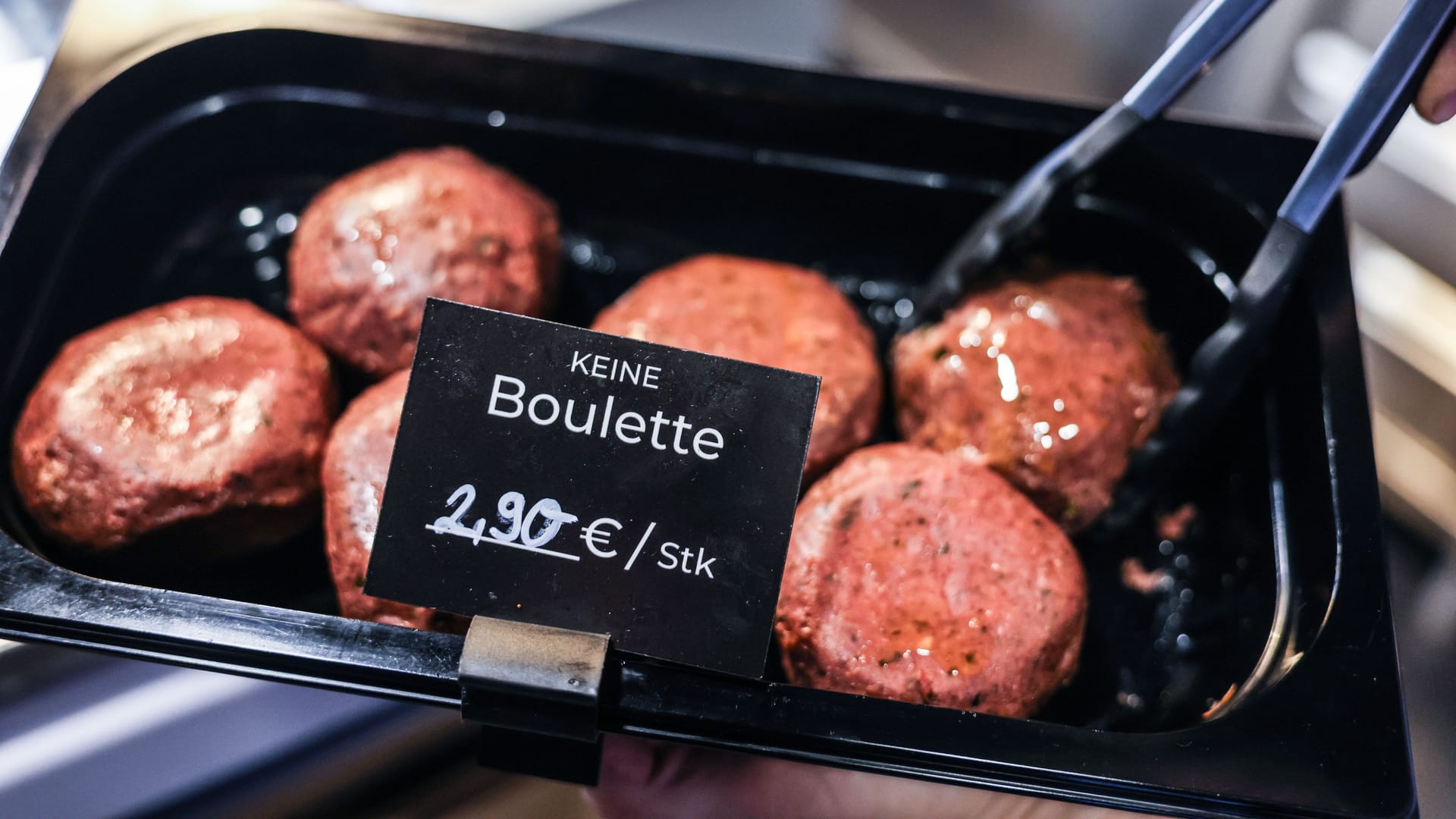 Eine Metzgerei in Köln führt vegane Buletten: Das Bezeichnungsverbot ist umstritten. Eine Metzgerei in Köln führt vegane Buletten: Das Bezeichnungsverbot ist umstritten.