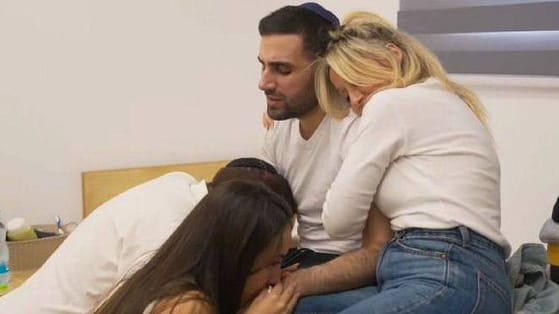 Segev Kalfon zusammen mit seiner Familie im Krankenhaus. Segev Kalfon zusammen mit seiner Familie im Krankenhaus.