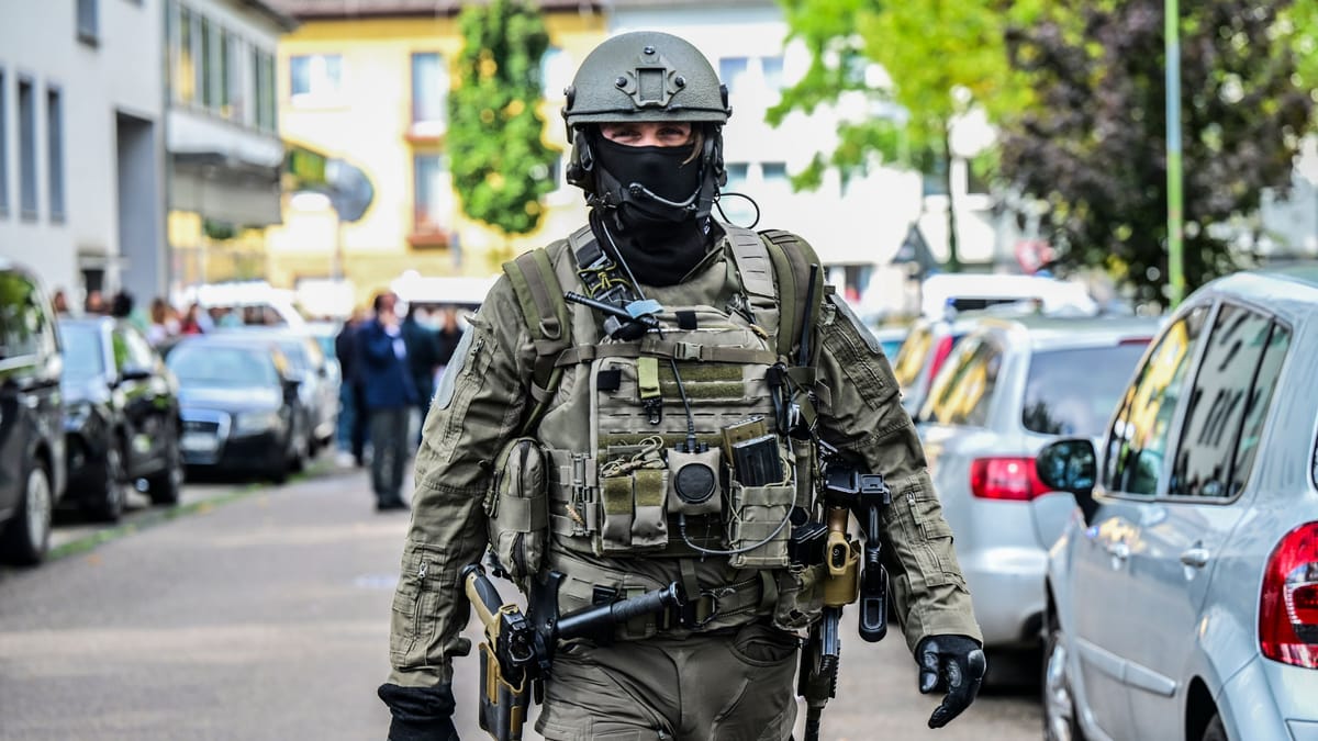 SEK stellt bei Razzia Kriegswaffen in Autowerkstatt sicher