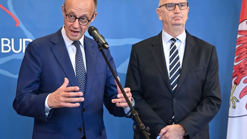 Bundeskanzler Friedrich Merz (l., CDU) und Brandenburgs Ministerpräsident Dietmar Woidke (SPD) geben ein gemeinsames Statement. Bundeskanzler Friedrich Merz (l., CDU) und Brandenburgs Ministerpräsident Dietmar Woidke (SPD) geben ein gemeinsames Statement.