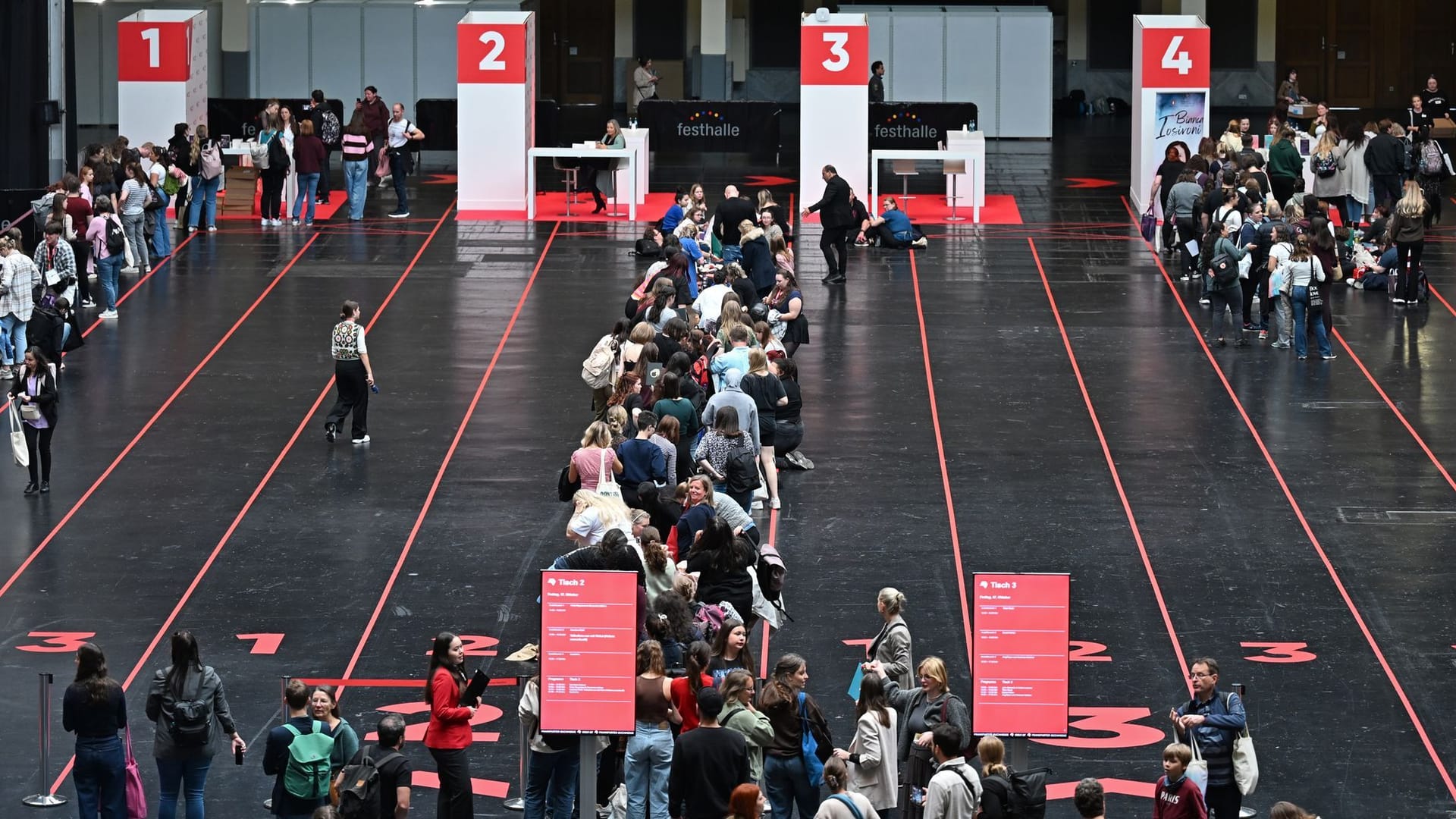 77. Frankfurter Buchmesse - Autogramme in der Festhalle 77. Frankfurter Buchmesse - Autogramme in der Festhalle