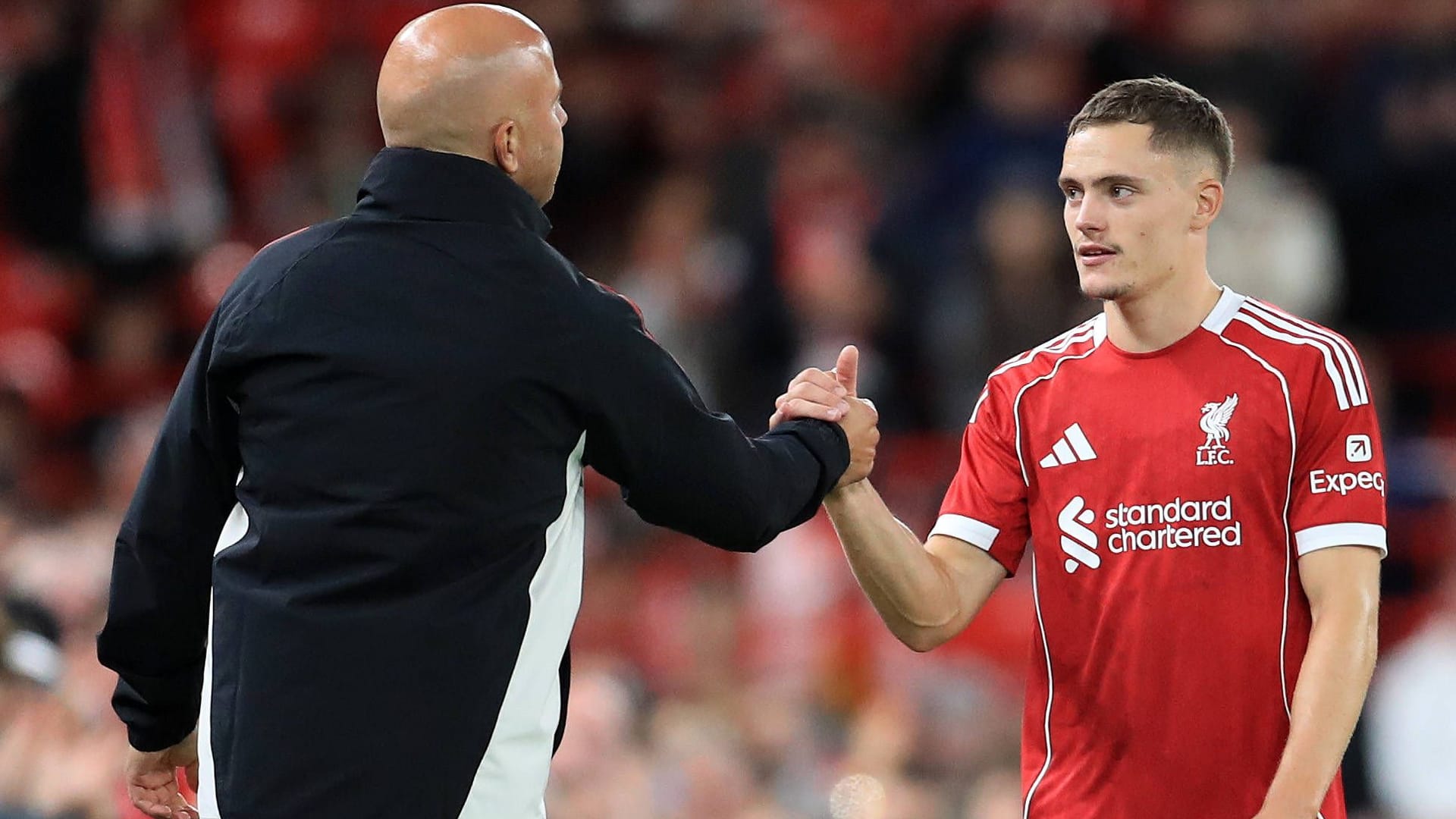 Florian Wirtz (r.) und Liverpool-Trainer Arne Slot: Schwieriger Saisonstart. Florian Wirtz (r.) und Liverpool-Trainer Arne Slot: Schwieriger Saisonstart.