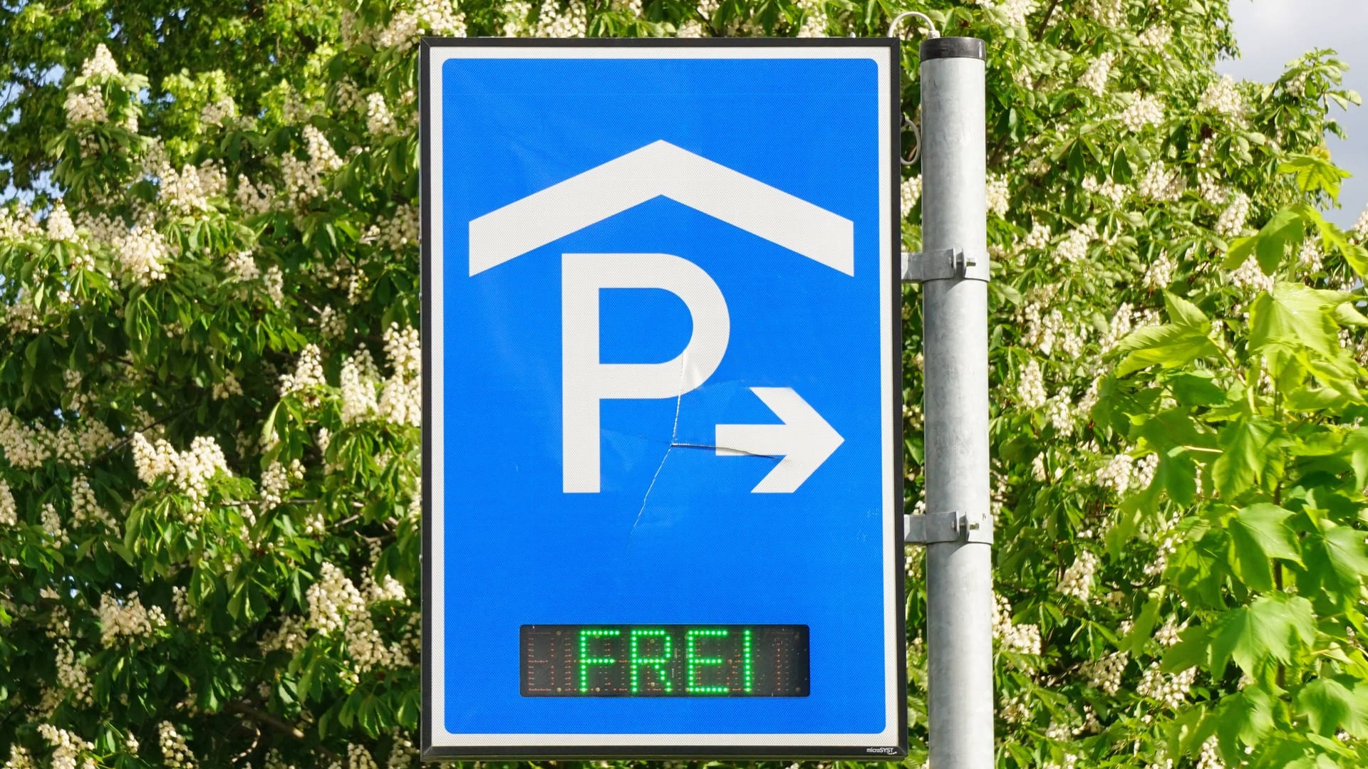 Parkhaus-Schild mit Anzeige "Frei" (Symbolbild): Das Unternehmen betreibt in mehreren Bremer Parkhäusern die Parkraumüberwachung.