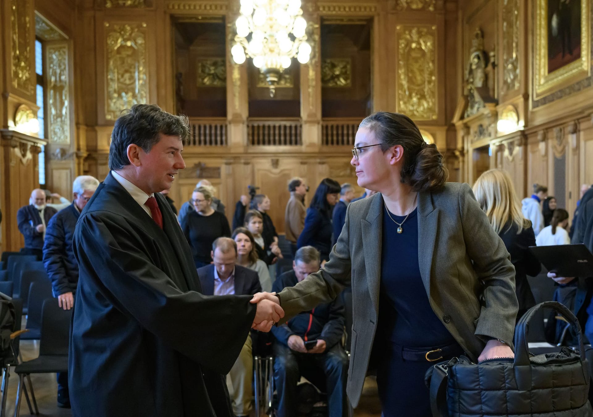 Harald von Herget, Rechtsanwalt und Vertreter der Klägerin, und Eva Ellen Wagner, Professorin für Öffentliches Recht und Vertreterin des Bayrischen Rundfunks, reagieren nach dem Urteil des 6. Senats des Bundesverwaltungsgerichts. Harald von Herget, Rechtsanwalt und Vertreter der Klägerin, und Eva Ellen Wagner, Professorin für Öffentliches Recht und Vertreterin des Bayrischen Rundfunks, reagieren nach dem Urteil des 6. Senats des Bundesverwaltungsgerichts.