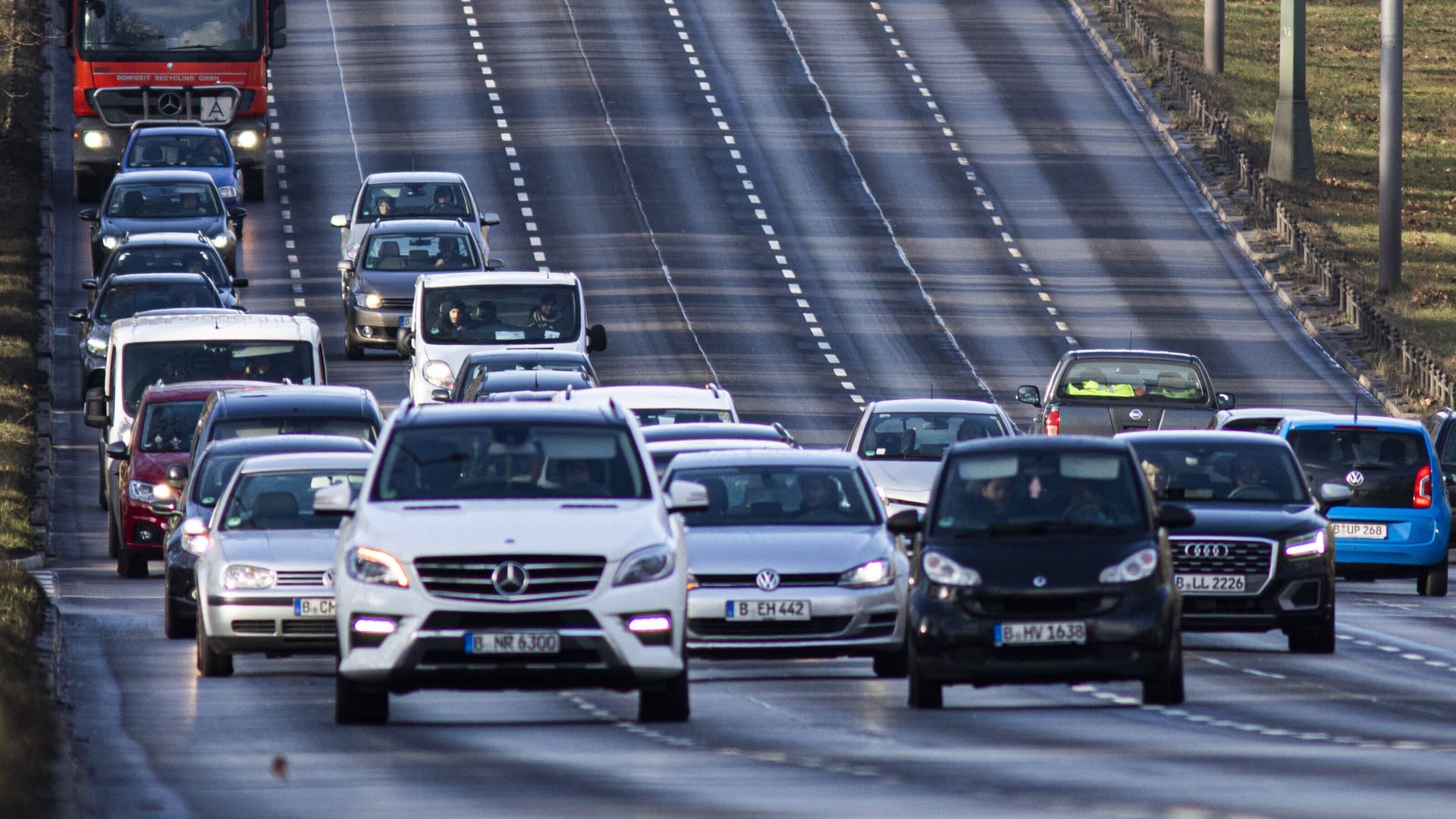 Deutsche Autofahrer setzen auf Pragmatismus: Preis, Sicherheit und Zuverlässigkeit stehen klar über Status oder Luxus. Deutsche Autofahrer setzen auf Pragmatismus: Preis, Sicherheit und Zuverlässigkeit stehen klar über Status oder Luxus.