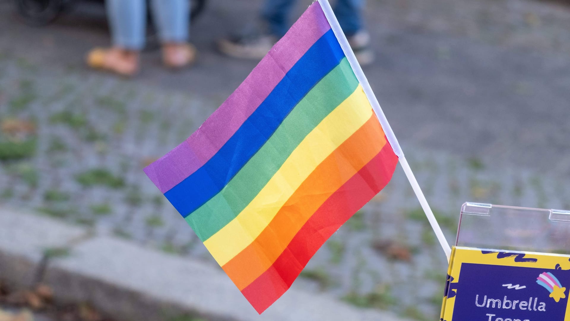 Eine Regenbogenfahne (Symbolbild): Das Berliner Maneo-Projekt ist innerhalb einer Woche zweimal zum Ziel von Angriffen geworden. Eine Regenbogenfahne (Symbolbild): Das Berliner Maneo-Projekt ist innerhalb einer Woche zweimal zum Ziel von Angriffen geworden.