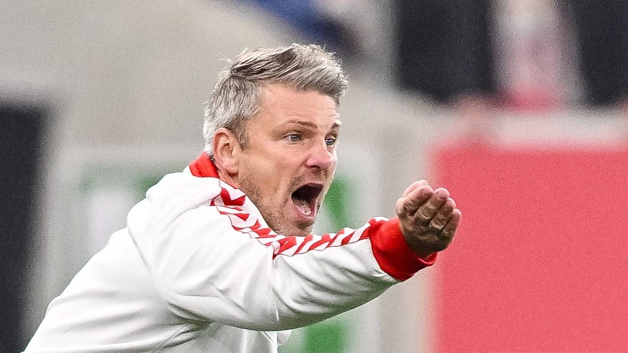 Trainer Lukas Kwasniok gestikuliert an der Seitenlinie (Archivfoto): Zehn Punkte haben die Geißböcke schon. Trainer Lukas Kwasniok gestikuliert an der Seitenlinie (Archivfoto): Zehn Punkte haben die Geißböcke schon.