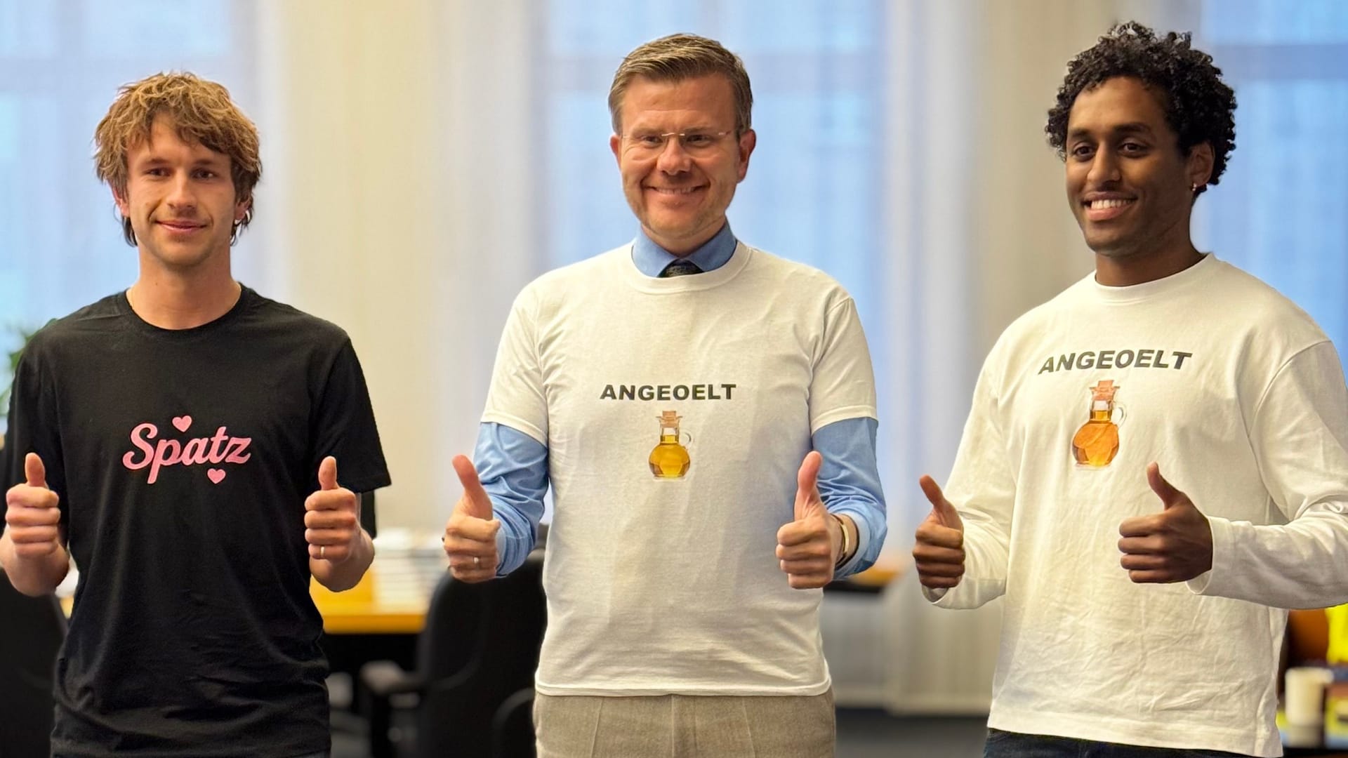 Die Internetstars Buggi (l.) und Herm (r.) mit Oberbürgermeister Marcus König: Die Influencer präsentieren im Netz die angebliche Jugendsprache Nürnbergs – ihre Videos gehen durch die Decke. Die Internetstars Buggi (l.) und Herm (r.) mit Oberbürgermeister Marcus König: Die Influencer präsentieren im Netz die angebliche Jugendsprache Nürnbergs – ihre Videos gehen durch die Decke.