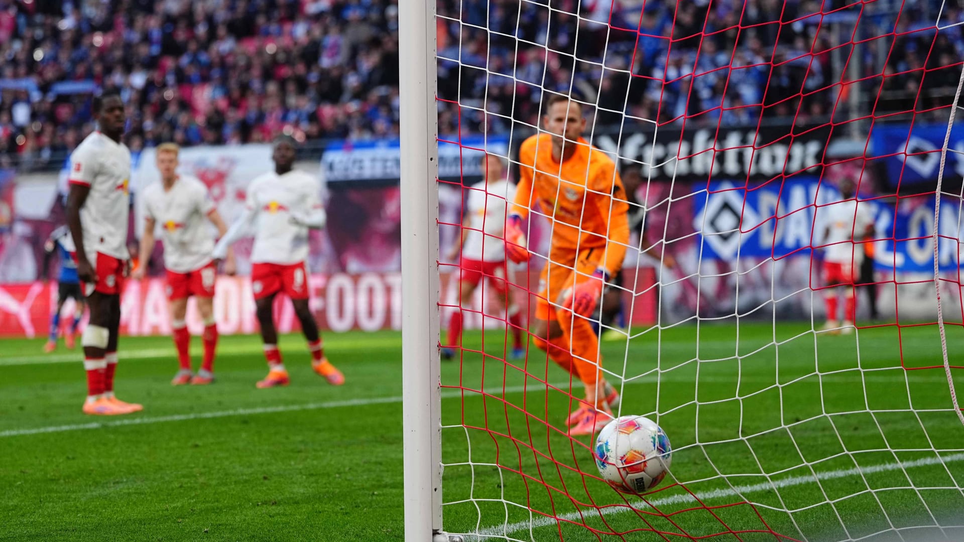 Der Ausgleich: Leipzig-Torwart Gulacsi kann dem Ball nur noch hinterherschauen. Der Ausgleich: Leipzig-Torwart Gulacsi kann dem Ball nur noch hinterherschauen.