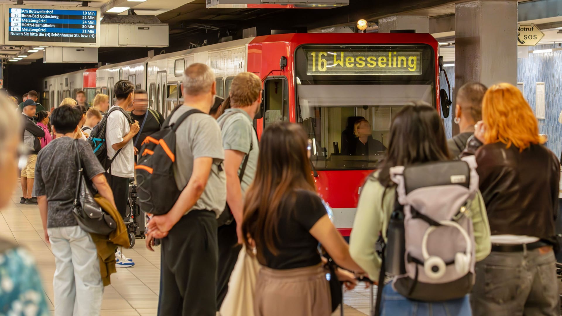 Eine Stadtbahn der KVB fährt an der Haltestelle am Kölner Hauptbahnhof ein (Archivbild): In den Herbstferien ist der Bahnverkehr im Kölner Süden auf den Linien 16 und 17 stark eingeschränkt.