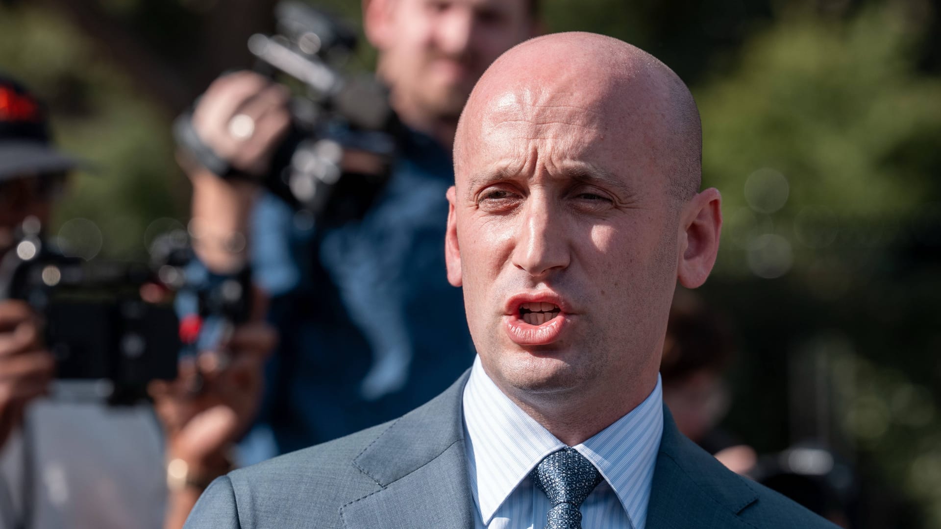 Trumps stellvertretender Stabschef Stephen Miller vor dem Weißen Haus: Er warnt vor linksextremistisch motiviertem Terrorismus. Trumps stellvertretender Stabschef Stephen Miller vor dem Weißen Haus: Er warnt vor linksextremistisch motiviertem Terrorismus.