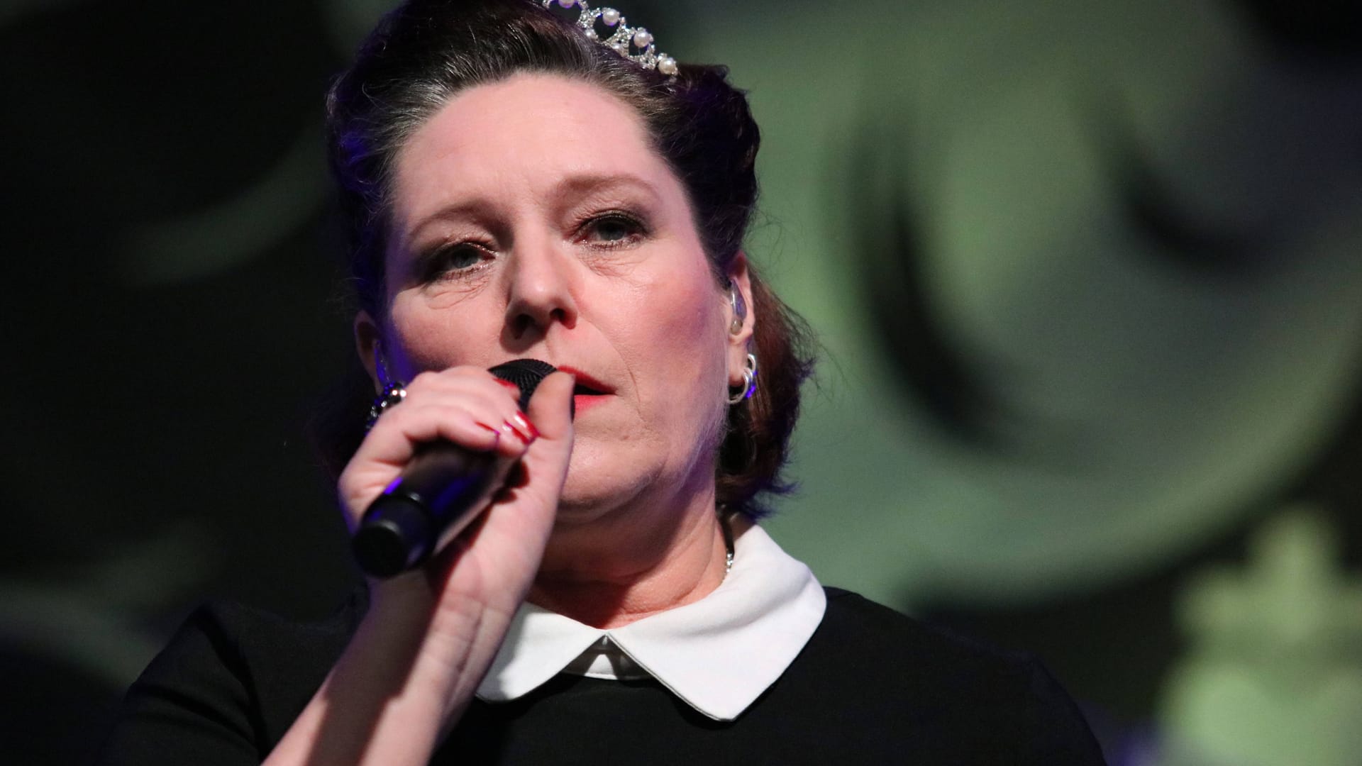 Sängerin AnNa R. bei einem Konzert in der Columbiahalle im Jahr 2023 (Archivbild): Dort treten nun mehrere Musiker für sie auf.