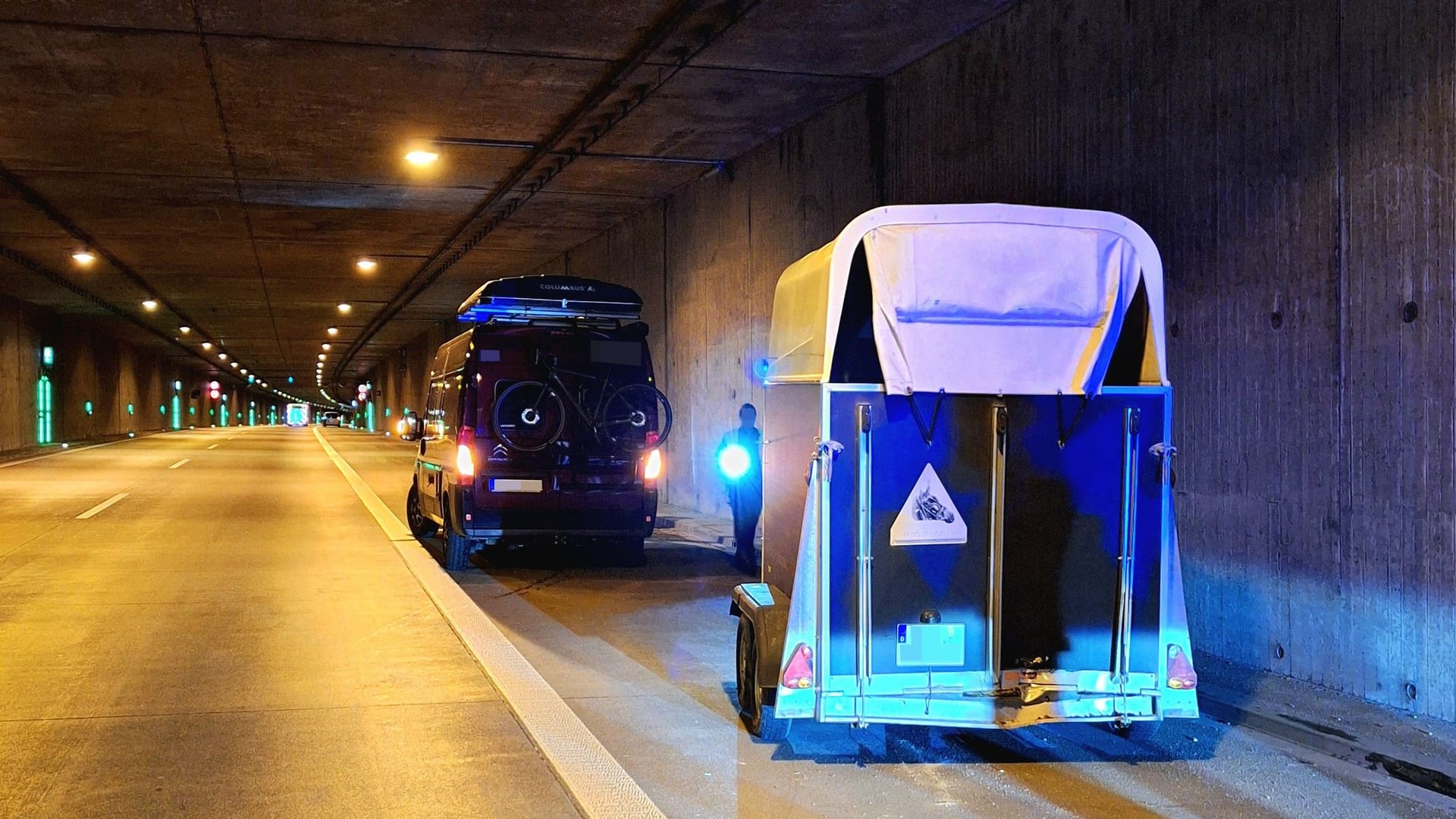 Der liegengebliebene Anhänger im Aubinger Tunnel: Was der Zweck des Transports war und wohin die Tiere gebracht werden sollten, blieb zunächst unklar.