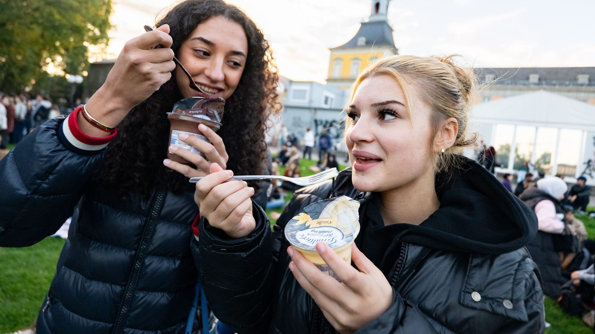 Pudding-Essen mit der Gabel Pudding-Essen mit der Gabel