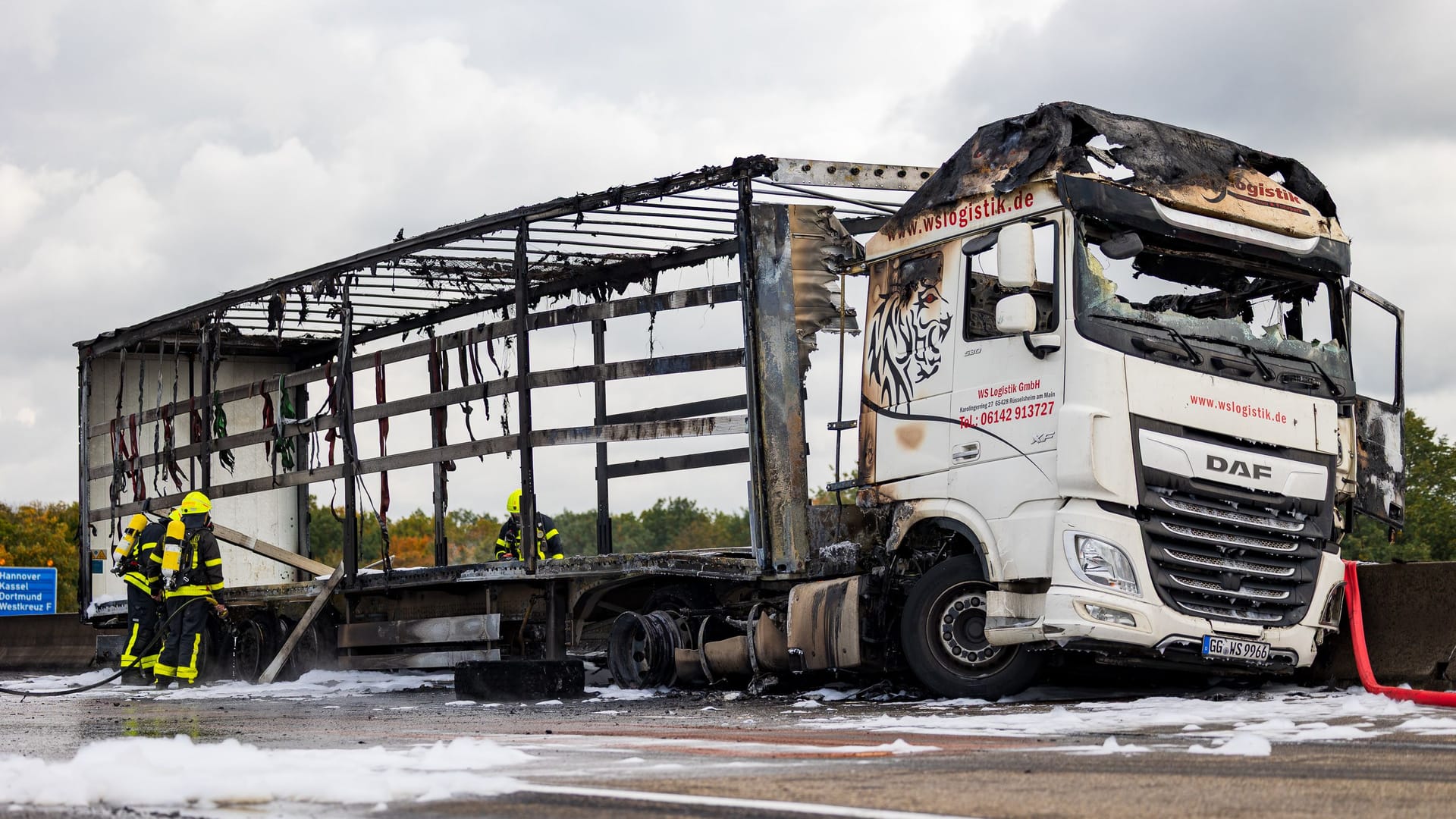 Der ausgebrannte Lkw auf der A3 bei Frankfurt. Der ausgebrannte Lkw auf der A3 bei Frankfurt.