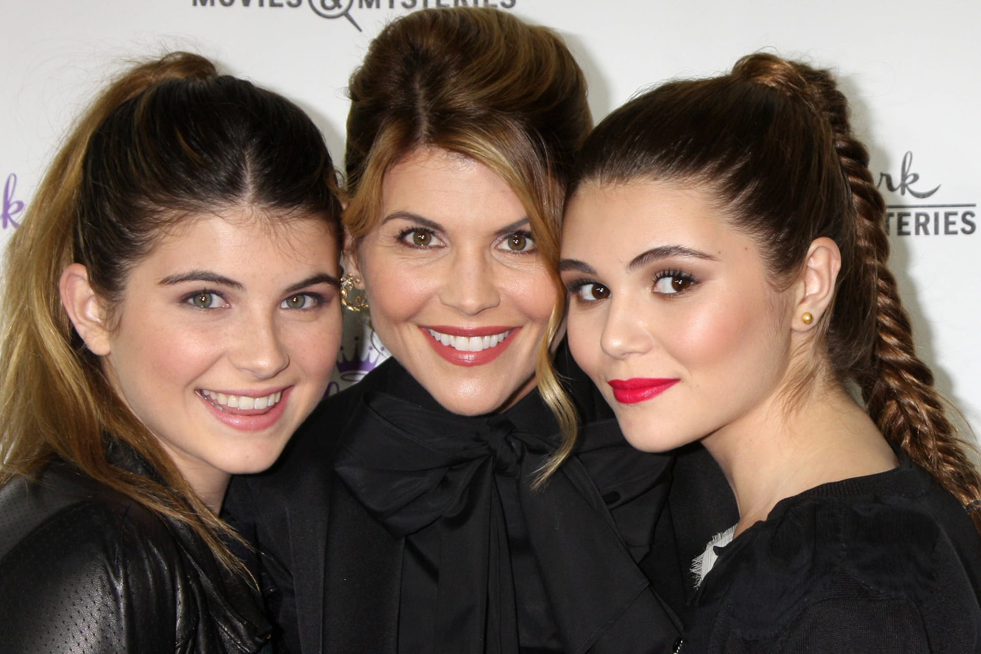 Isabella Rose Giannulli, Lori Loughlin und Olivia Jade Giannulli: Mutter und Töchter posierten 2006 zusammen auf dem roten Teppich. Isabella Rose Giannulli, Lori Loughlin und Olivia Jade Giannulli: Mutter und Töchter posierten 2006 zusammen auf dem roten Teppich.