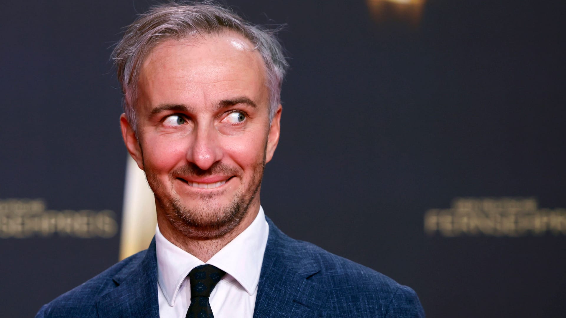 Jan Böhmermann: Wenn er im Haus der Kulturen mit Prominenten diskutiert, sind Pressefotografen unerwünscht. Jan Böhmermann: Wenn er im Haus der Kulturen mit Prominenten diskutiert, sind Pressefotografen unerwünscht.