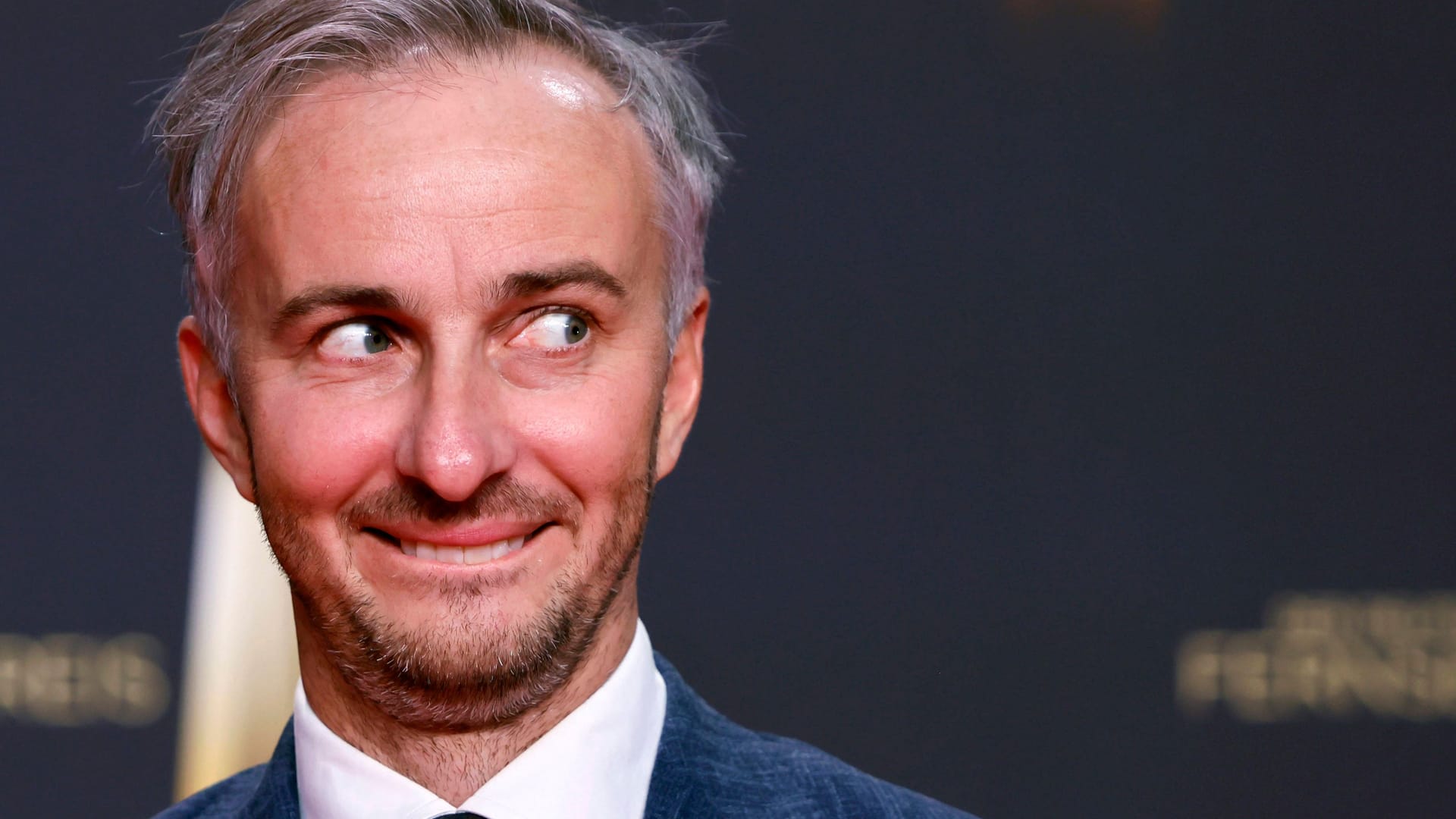 Jan Böhmermann: Wenn er im Haus der Kulturen mit Prominenten diskutiert, sind Pressefotografen unerwünscht. Jan Böhmermann: Wenn er im Haus der Kulturen mit Prominenten diskutiert, sind Pressefotografen unerwünscht.