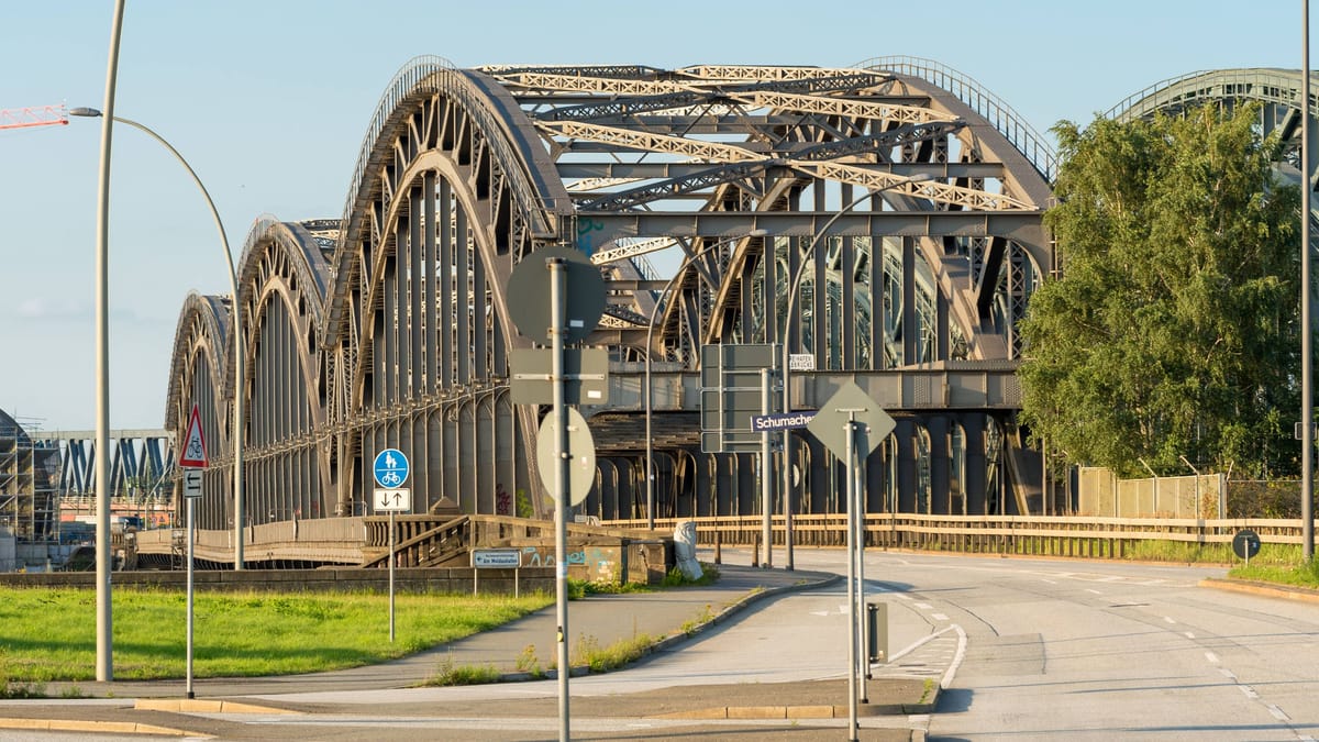 Ladja trčila v most Freihafenelbbrücke v Hamburgu, objekt zaprt