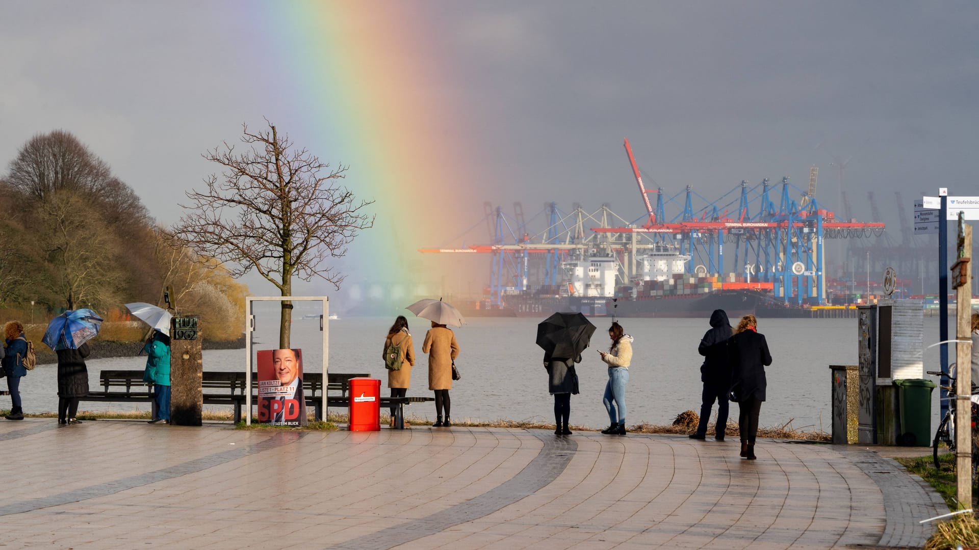 Ein Regenbogen strahlt über dem Hafen (Archivbild): Hamburg hat sich erneut als das zufriedenste Bundesland im "Glücksatlas" durchgesetzt.