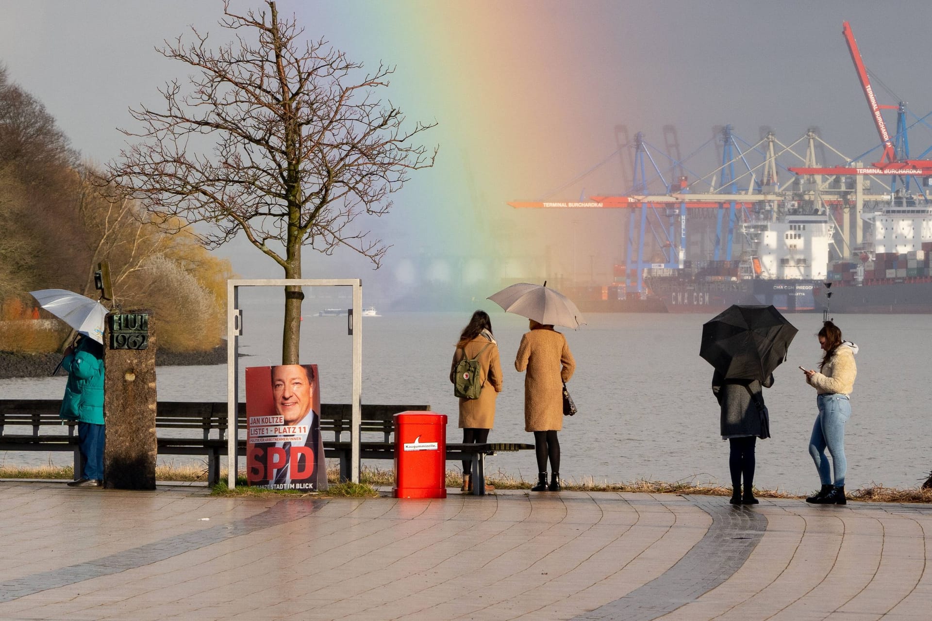 Ein Regenbogen strahlt über dem Hafen (Archivbild): Hamburg hat sich erneut als das zufriedenste Bundesland im "Glücksatlas" durchgesetzt. Ein Regenbogen strahlt über dem Hafen (Archivbild): Hamburg hat sich erneut als das zufriedenste Bundesland im "Glücksatlas" durchgesetzt.