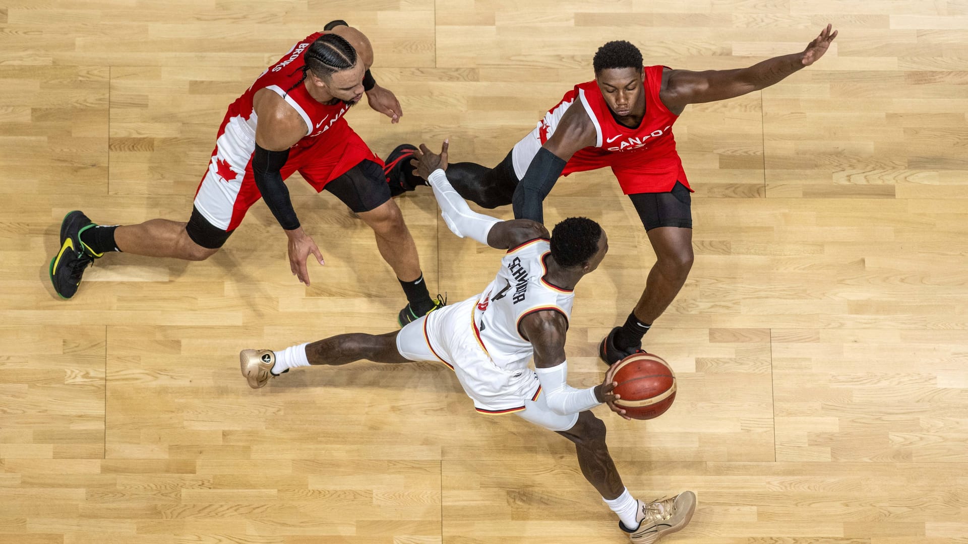 Dennis Schröder (weißes Jersey) in einem Testspiel der deutschen Basketball-Nationalmannschaft. Dennis Schröder (weißes Jersey) in einem Testspiel der deutschen Basketball-Nationalmannschaft.