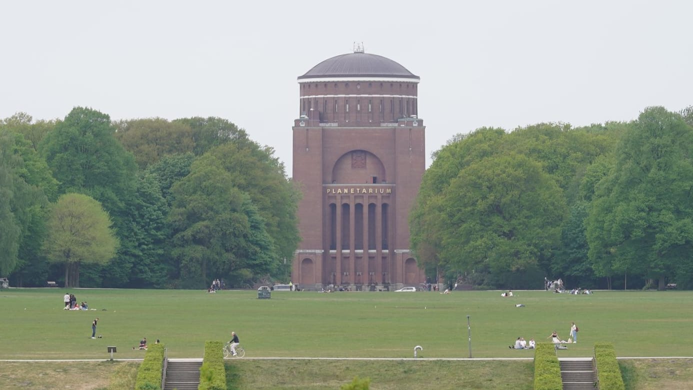 Der Hamburger Stadtpark (Archivfoto): Hier soll ein 18-Jähriger im April mit zahlreichen Messerstichen getötet worden sein.