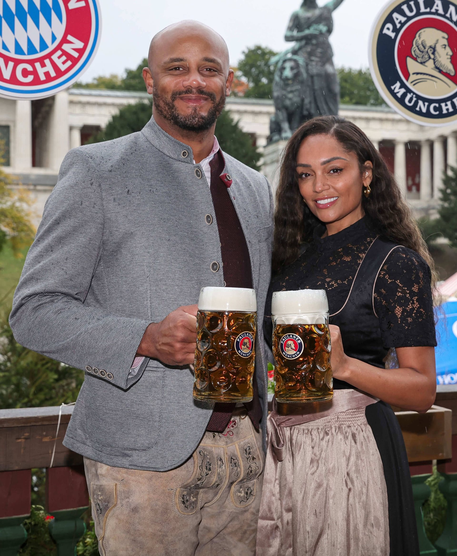 Wiesnbesuch auf dem Oktoberfest: Vincent Kompany strahlt mit Ehefrau Carla in die Kameras. Wiesnbesuch auf dem Oktoberfest: Vincent Kompany strahlt mit Ehefrau Carla in die Kameras.