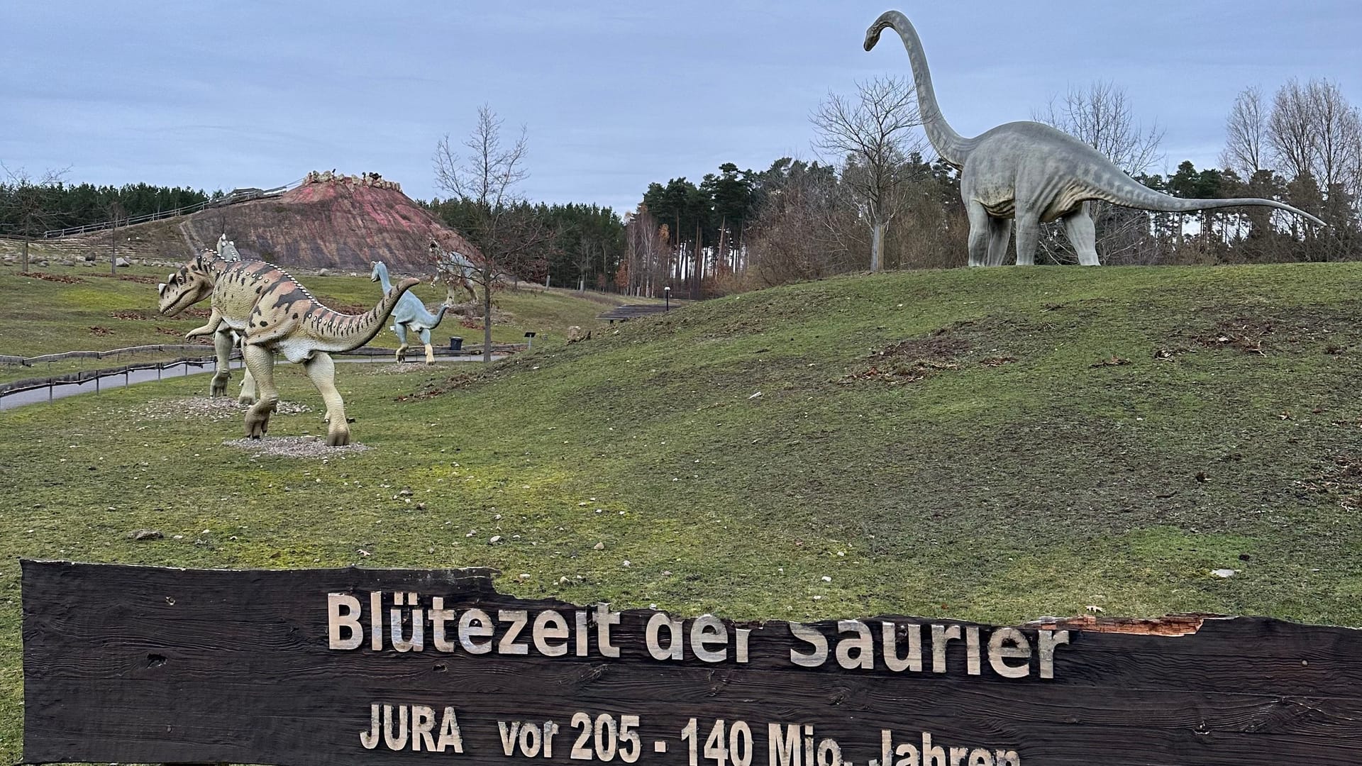 Der Saurierpark: Im Hintergrund ist der "Vulkan" zu sehen. Der Saurierpark: Im Hintergrund ist der "Vulkan" zu sehen.