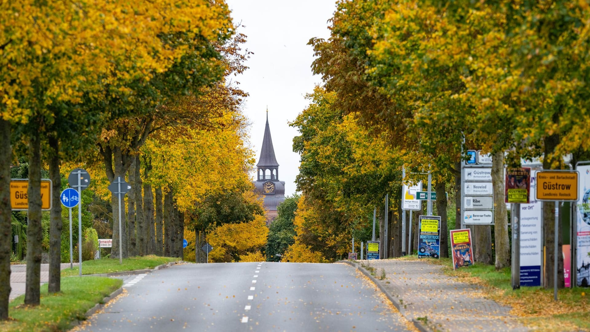 Mecklenburg-Vorpommern, Güstrow: Blick auf den Ortseingang Schweriner Straße. Ein achtjähriger Junge namens Fabian hatte am Freitag das Haus seiner Mutter mit Erlaubnis verlassen. Danach war er nicht zurückgekommen. Mecklenburg-Vorpommern, Güstrow: Blick auf den Ortseingang Schweriner Straße. Ein achtjähriger Junge namens Fabian hatte am Freitag das Haus seiner Mutter mit Erlaubnis verlassen. Danach war er nicht zurückgekommen.
