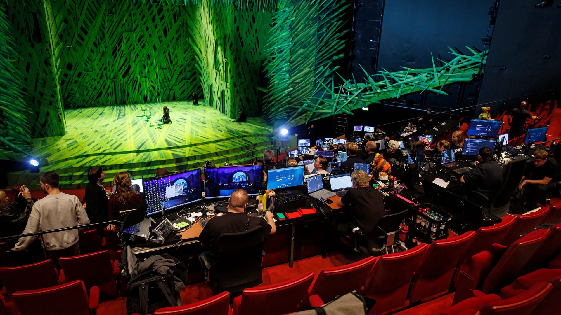 Dutzende Mitarbeiter arbeiten für das Disney-Musical "Tarzan" daran, dass die Technik einwandfrei läuft.