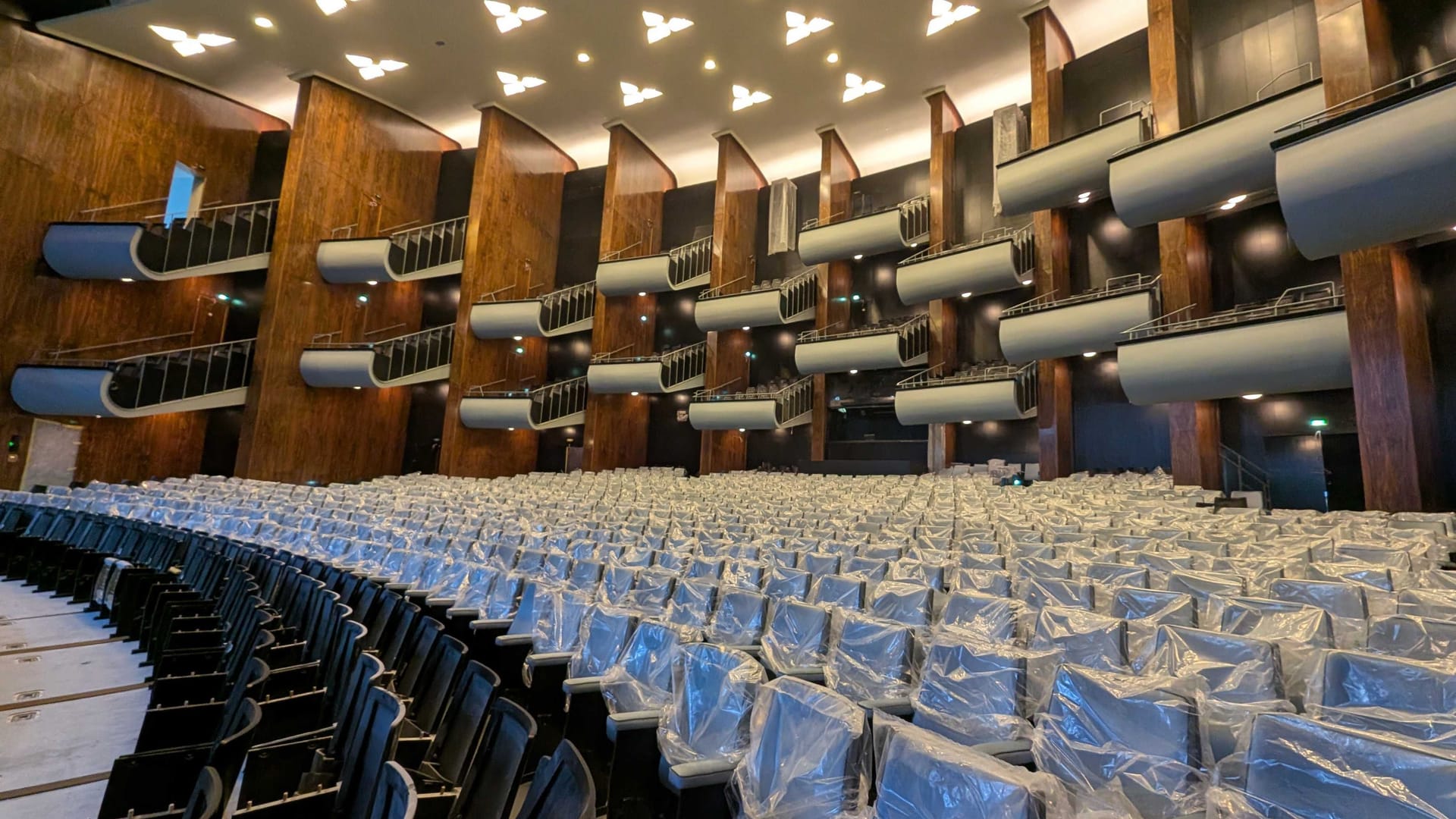 Sitzreihen der Kölner Bühnen: Noch sind die Plätze in Planen gehüllt. Sitzreihen der Kölner Bühnen: Noch sind die Plätze in Planen gehüllt.