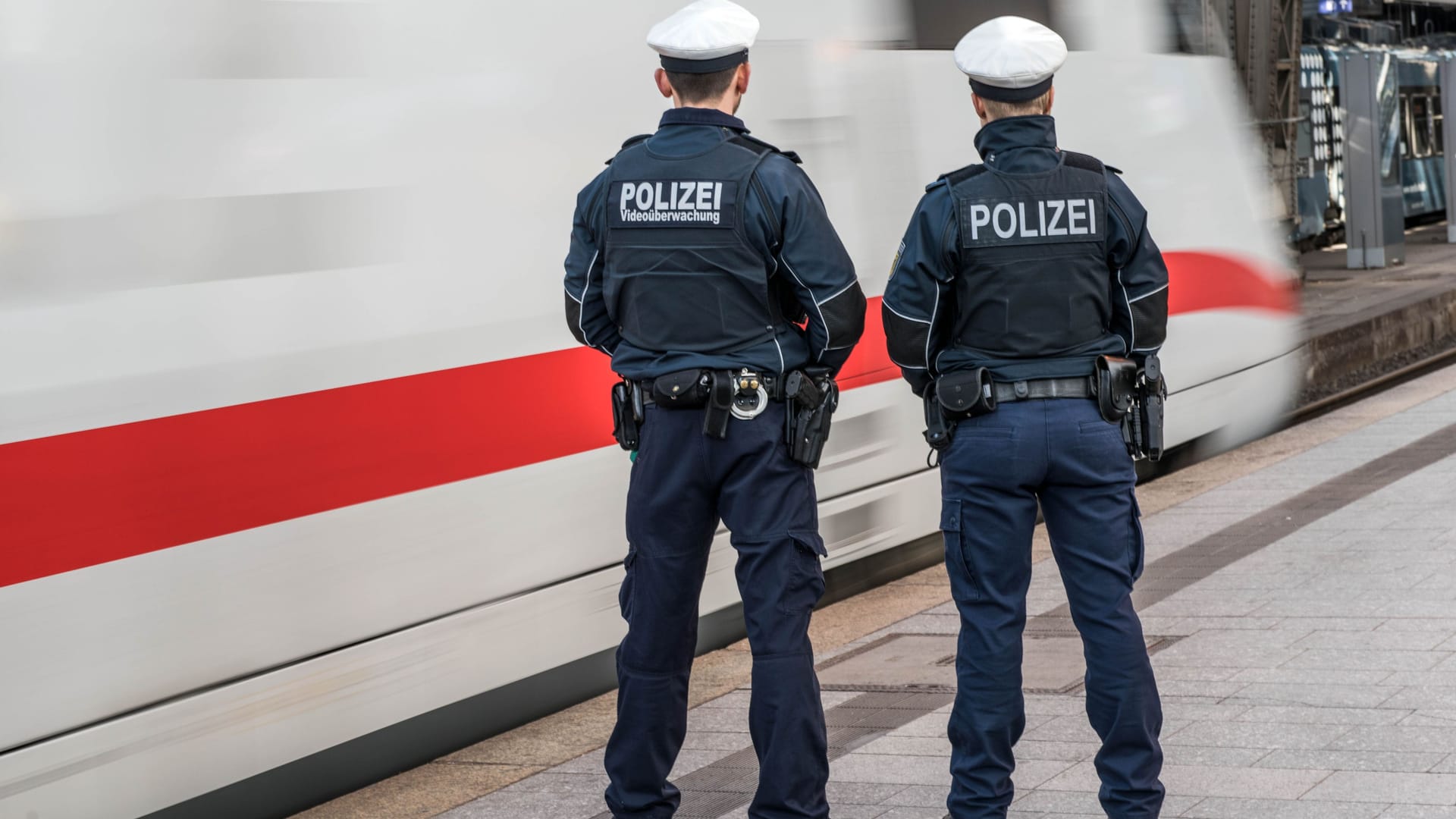 Eine Streife der Bundespolizei am Bahnsteig bei Einfahrt eines ICE (Symbolbild): Gegen den 48-Jährigen lag seit dem Vortag ein Haftbefehl vor. Eine Streife der Bundespolizei am Bahnsteig bei Einfahrt eines ICE (Symbolbild): Gegen den 48-Jährigen lag seit dem Vortag ein Haftbefehl vor.