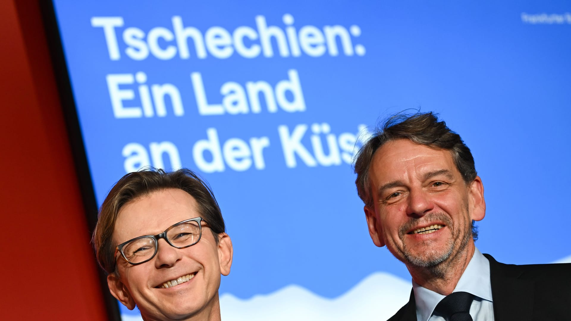 Ehrengastland 2026: Tomas Kubícek (r), Direktor der Mährischen Landesbibliothek und Projektleiter des tschechischen Ehrengastauftritts, sowie Martin Krafl, Programmmanager des tschechischen Ehrengastauftritts, auf der Frankfurter Buchmesse.