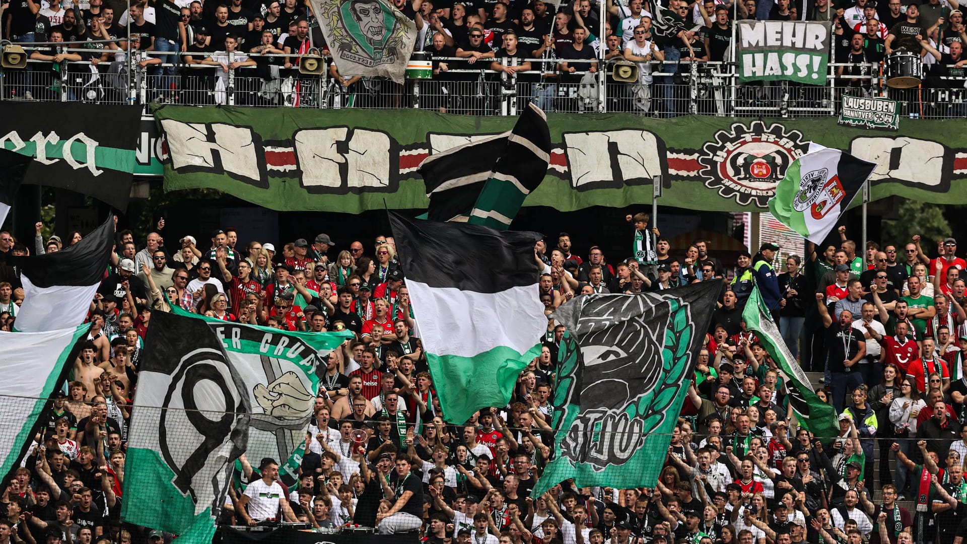 Fans von Hannover 96 im Nordkurven-Block: Beim Heimspiel gegen Schalke 04 dürfte die Heinz-von-Heiden-Arena wieder bis auf den letzten Platz gefüllt sein. Fans von Hannover 96 im Nordkurven-Block: Beim Heimspiel gegen Schalke 04 dürfte die Heinz-von-Heiden-Arena wieder bis auf den letzten Platz gefüllt sein.